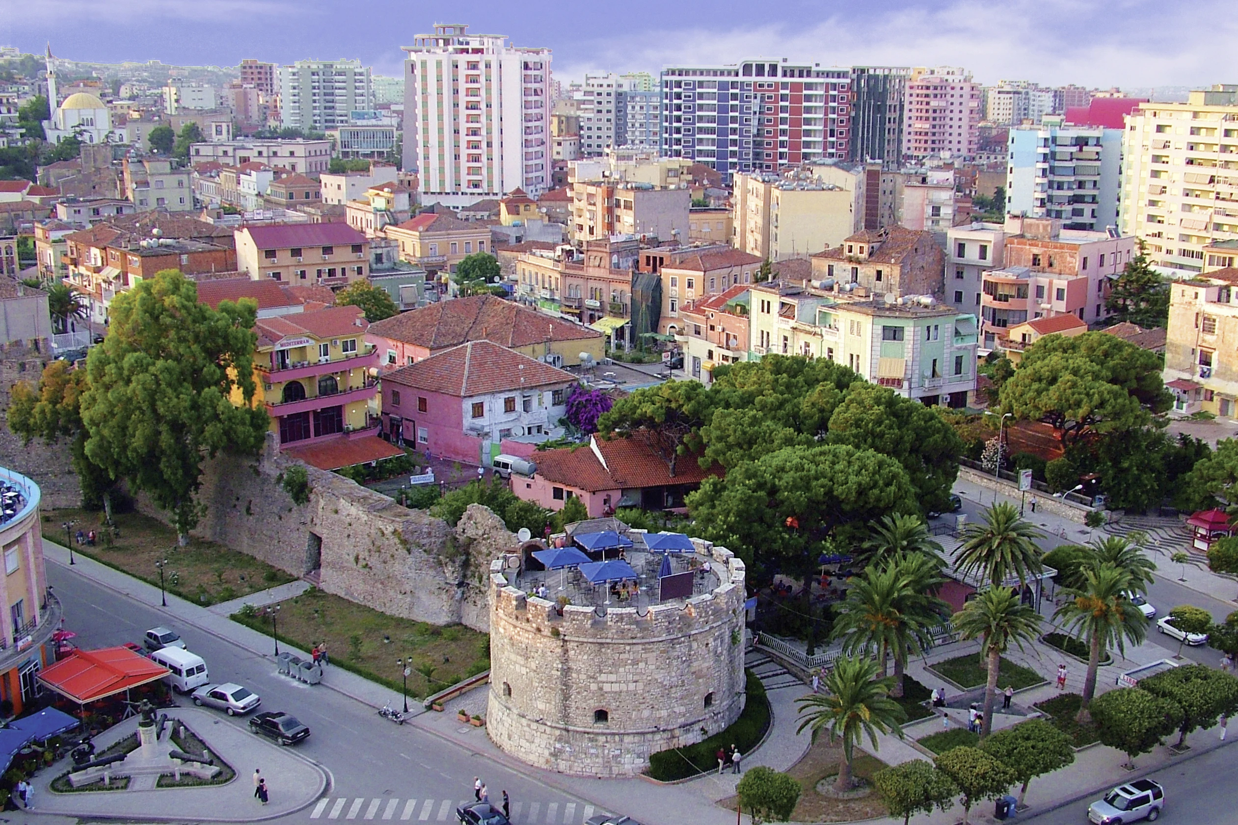 utsikt over Durres by og slottet ovenfra 