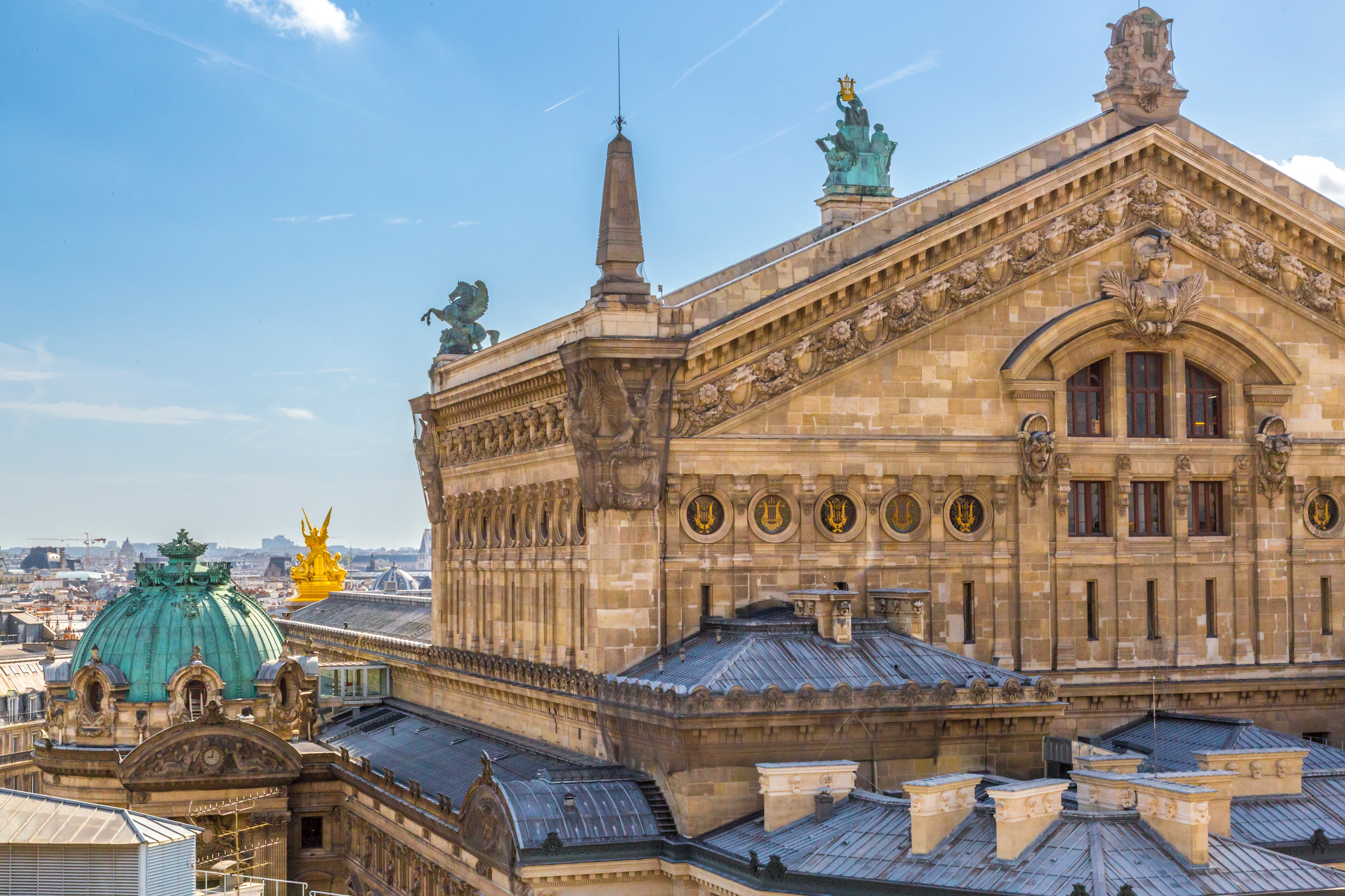 Utsikt över takåsar och operahuset Palais Garnier i Paris