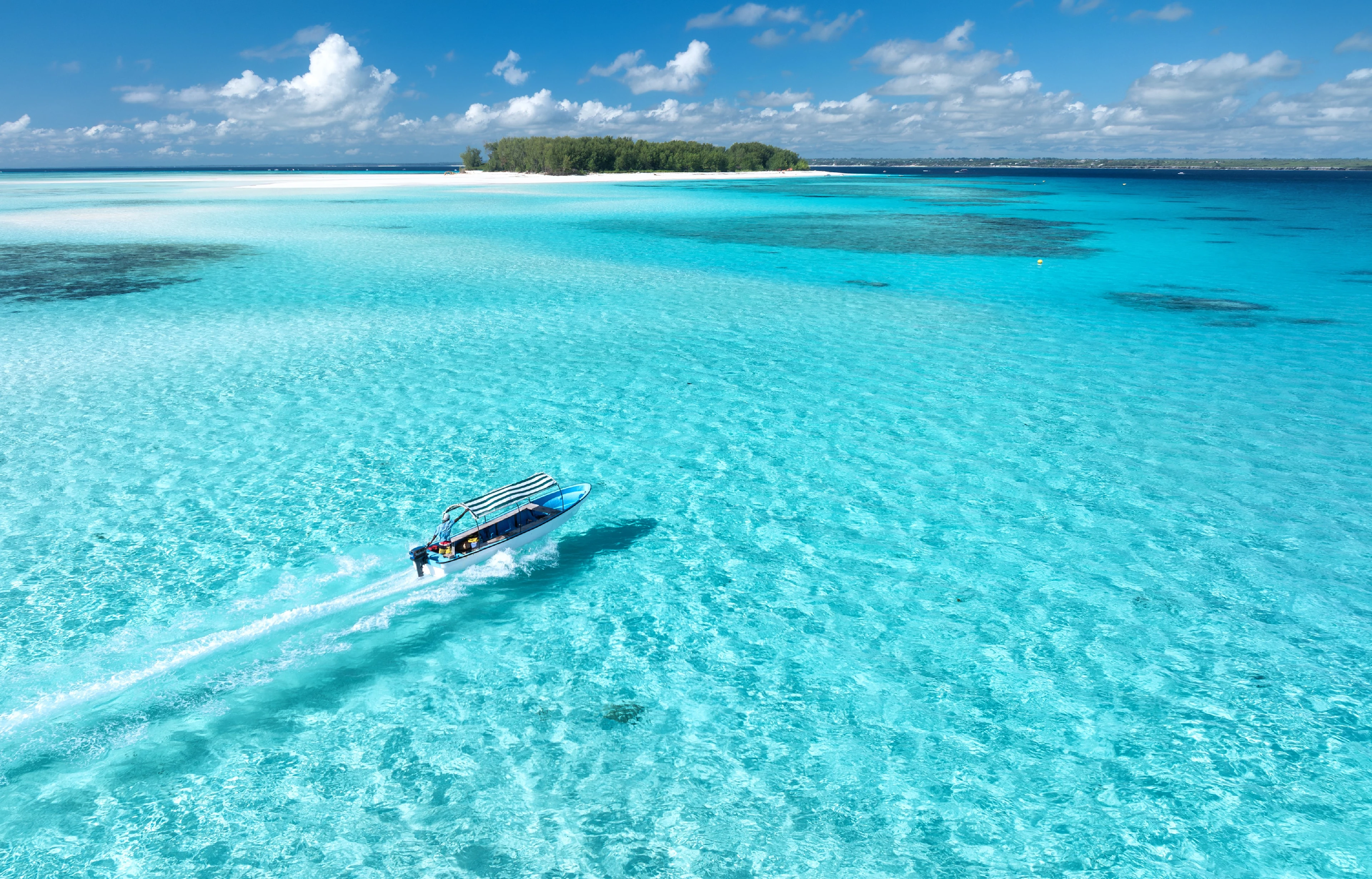 En båt i krystallklart vann på Zanzibar
