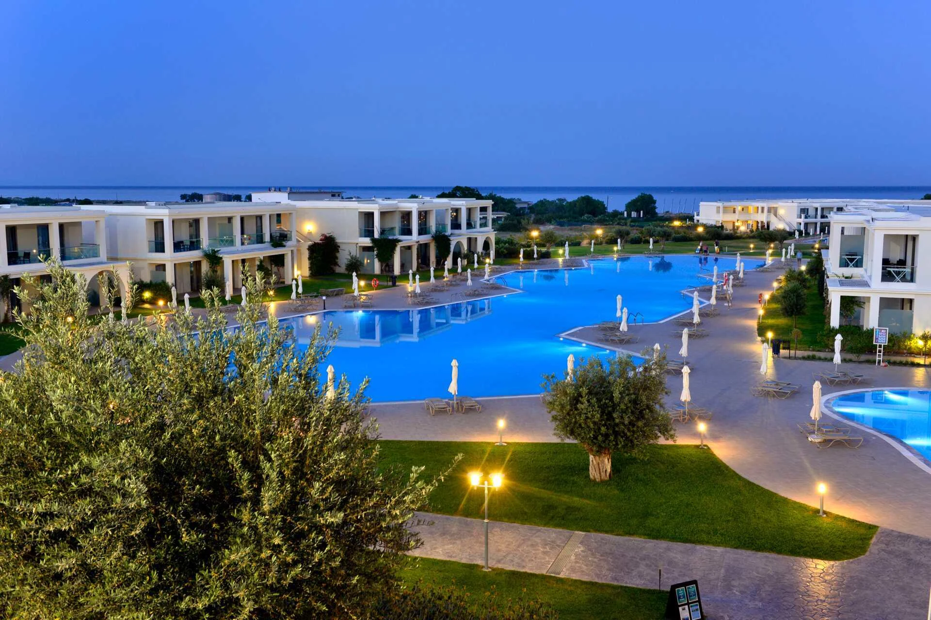 Kveldssteming ved bassengomrpdet på Levante – powered by Playitas