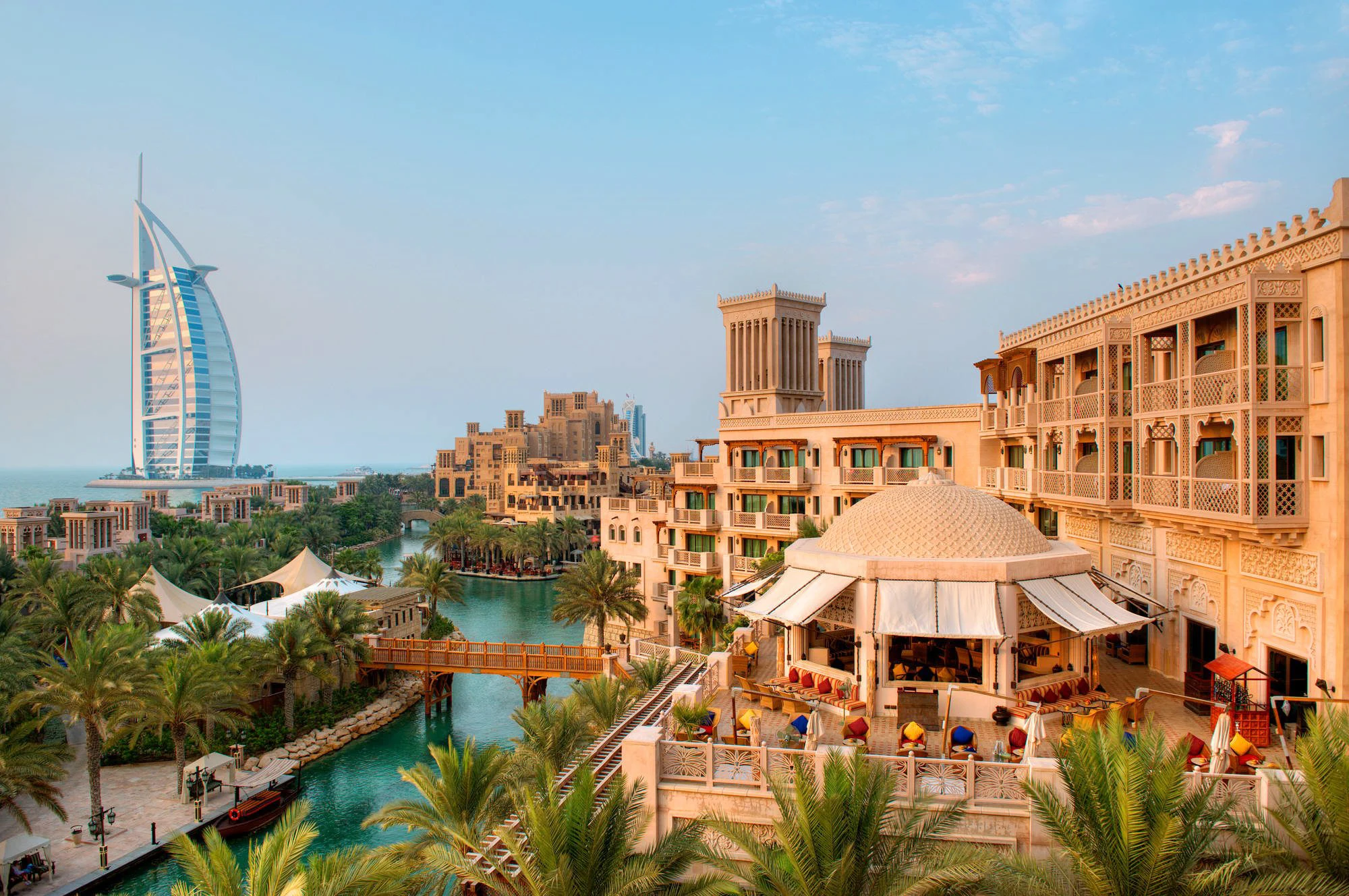 Utsikt över Burj Al Arab från Madinat Jumeirah i Dubai