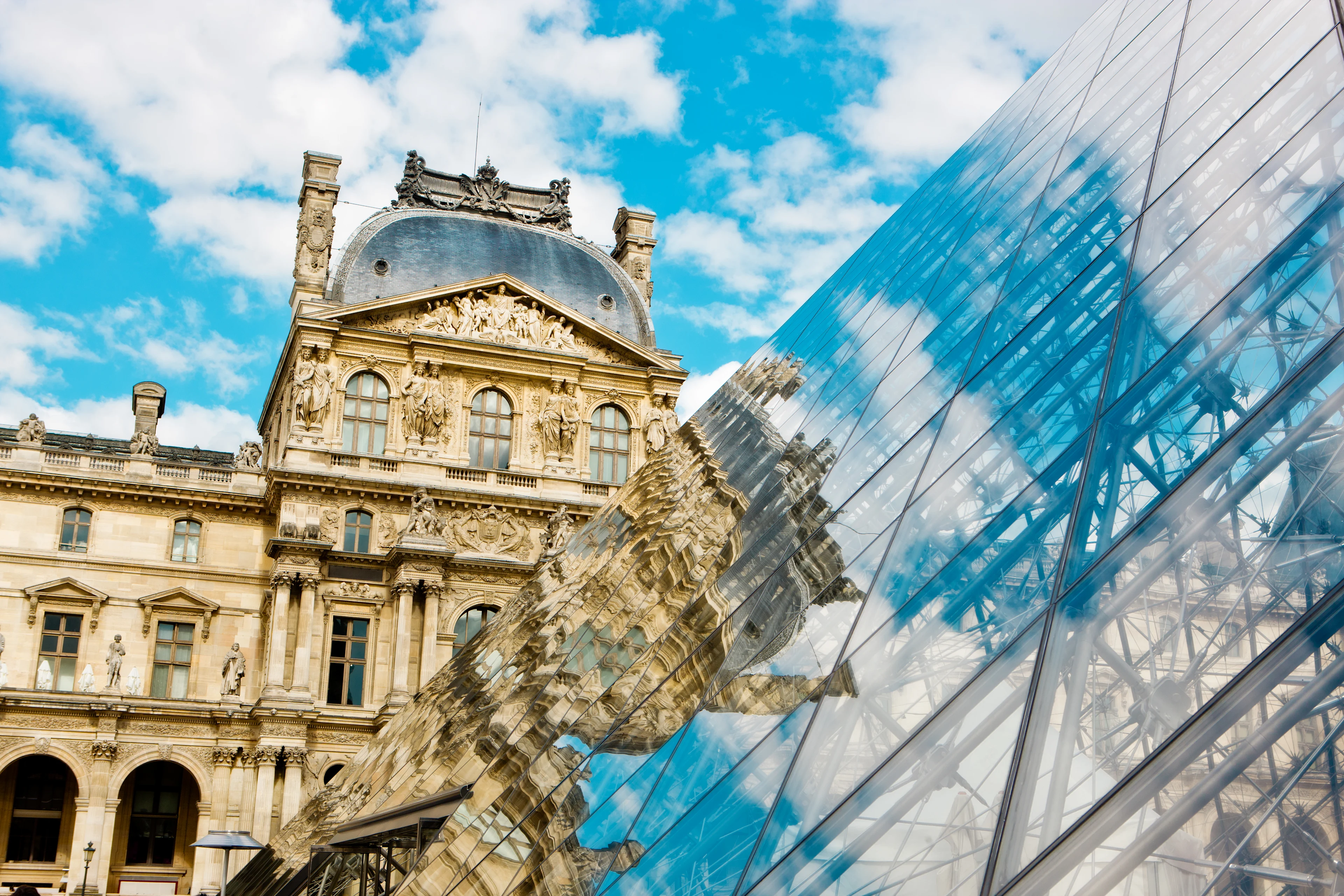 Louvren med glaspyramid