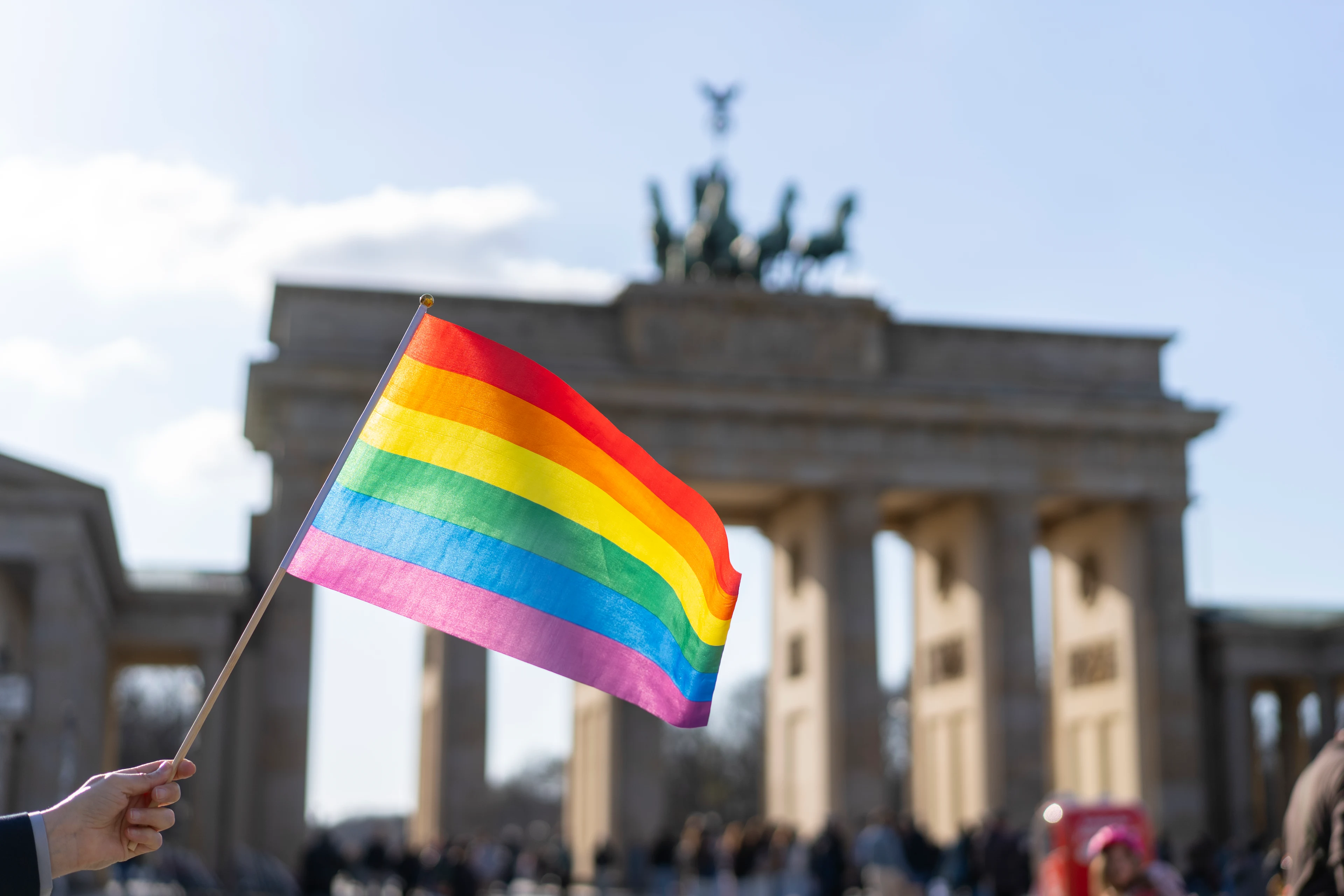 Prideflagga vid Brandenburg gate i Berlin