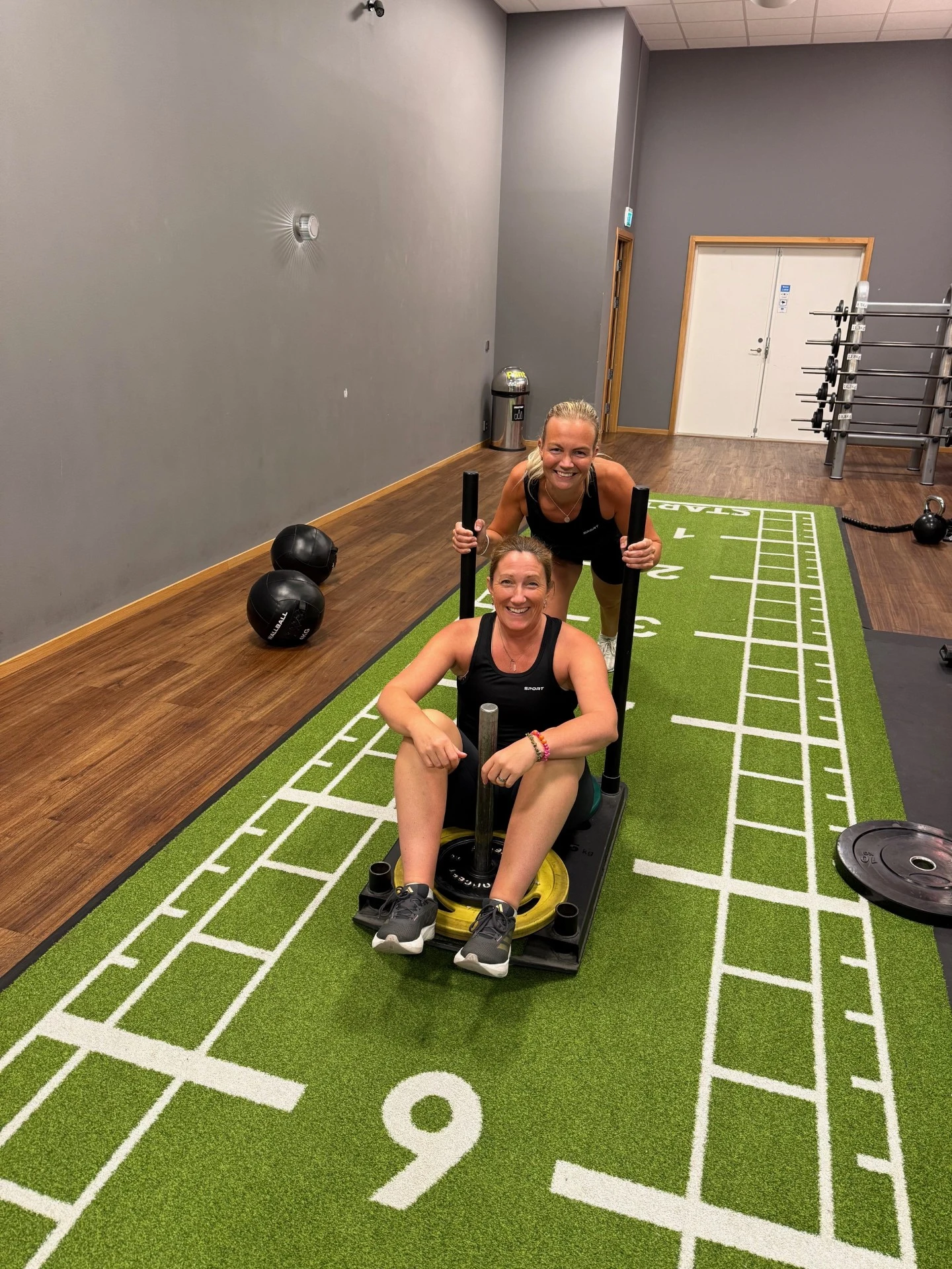 Två kvinnor i ett gym 