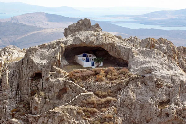 Kirken uten tak, Panagia Kakaviotissa, er blitt kalt en av Hellas' vakreste og mest unike kirker.