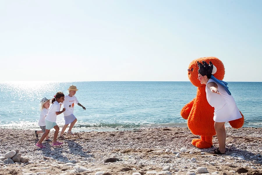 polly och mino barn på strand