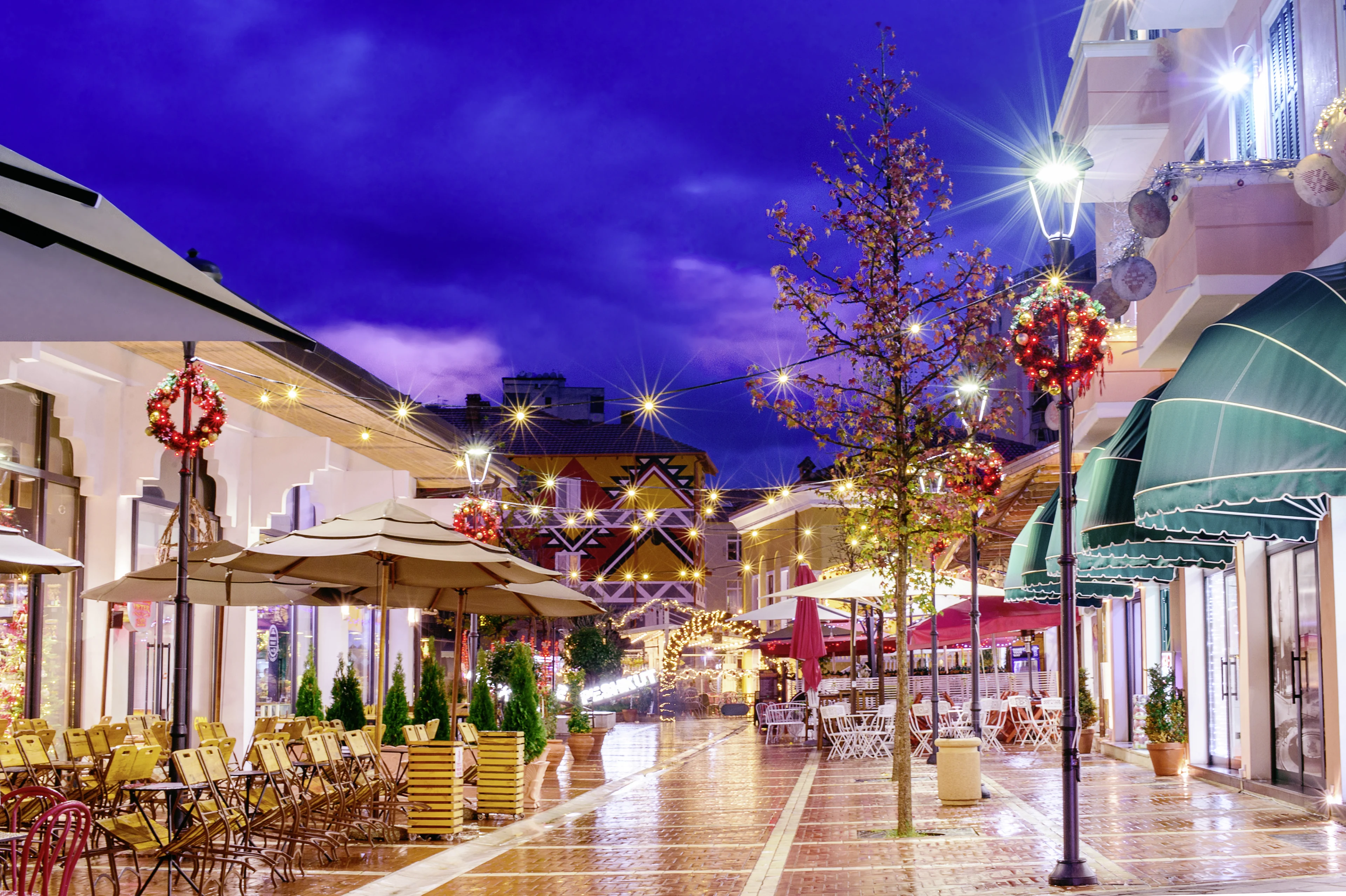 ny basar shoppinggade i Tirana om aftenen