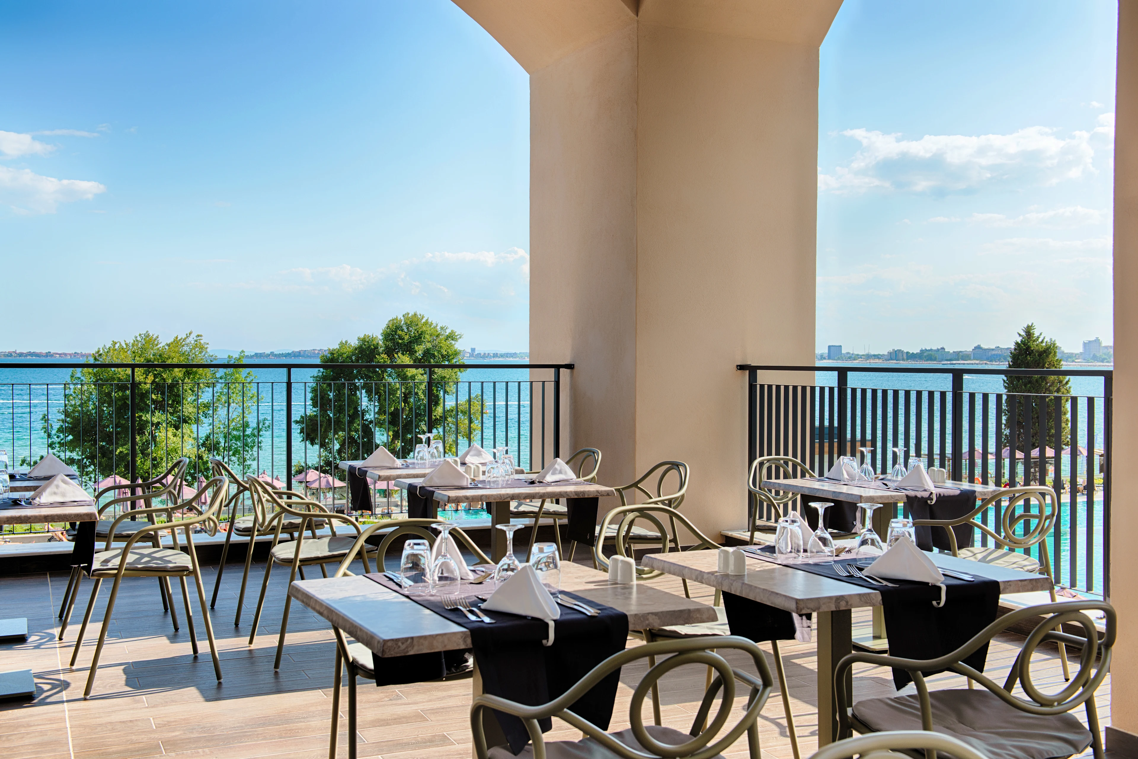 En terrass med uppdukade bord på hotellet Secrets Sunny Beach Resort & Spa i Bulgarien
