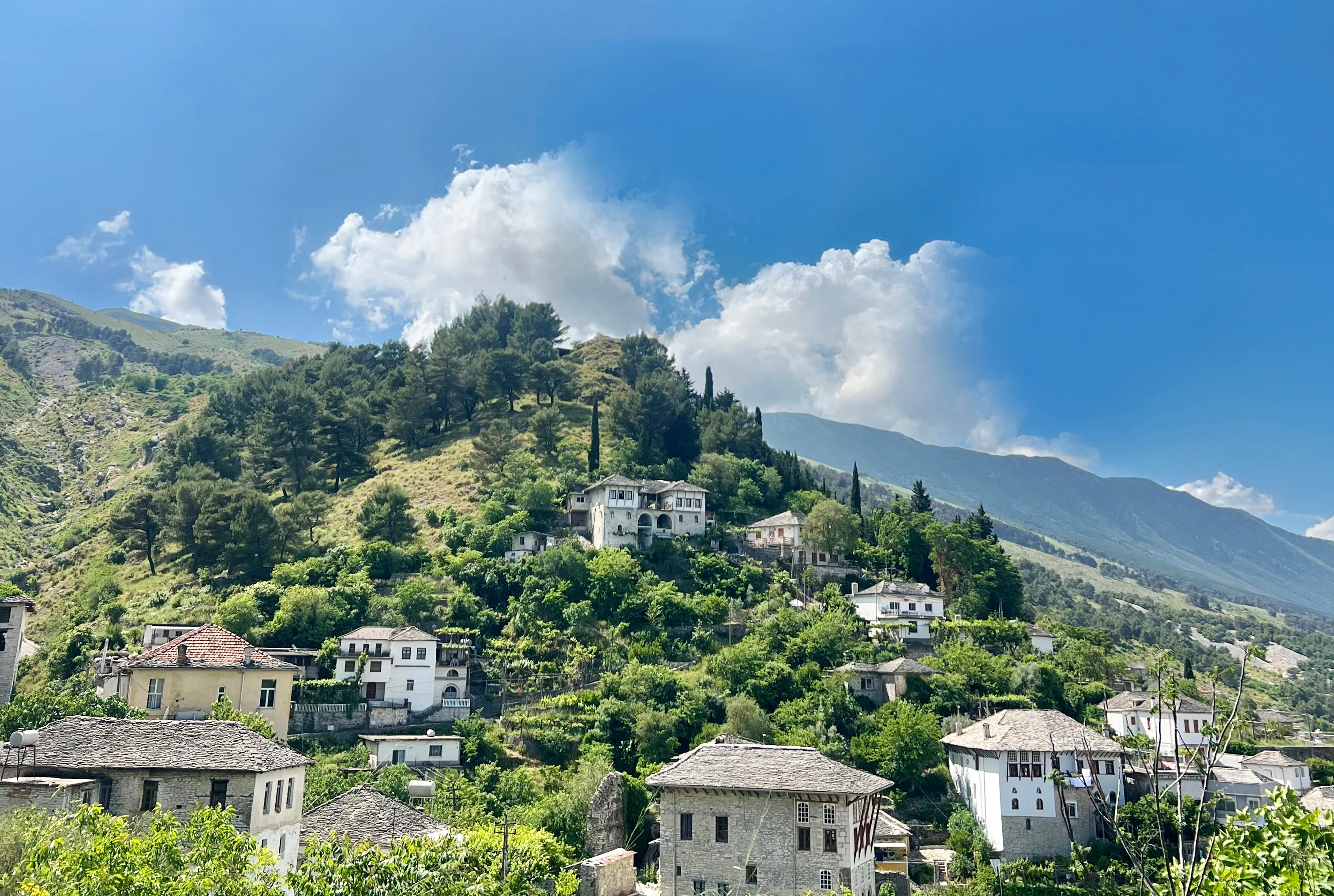 Bilde av hus ved fjellene i Gjirokastër