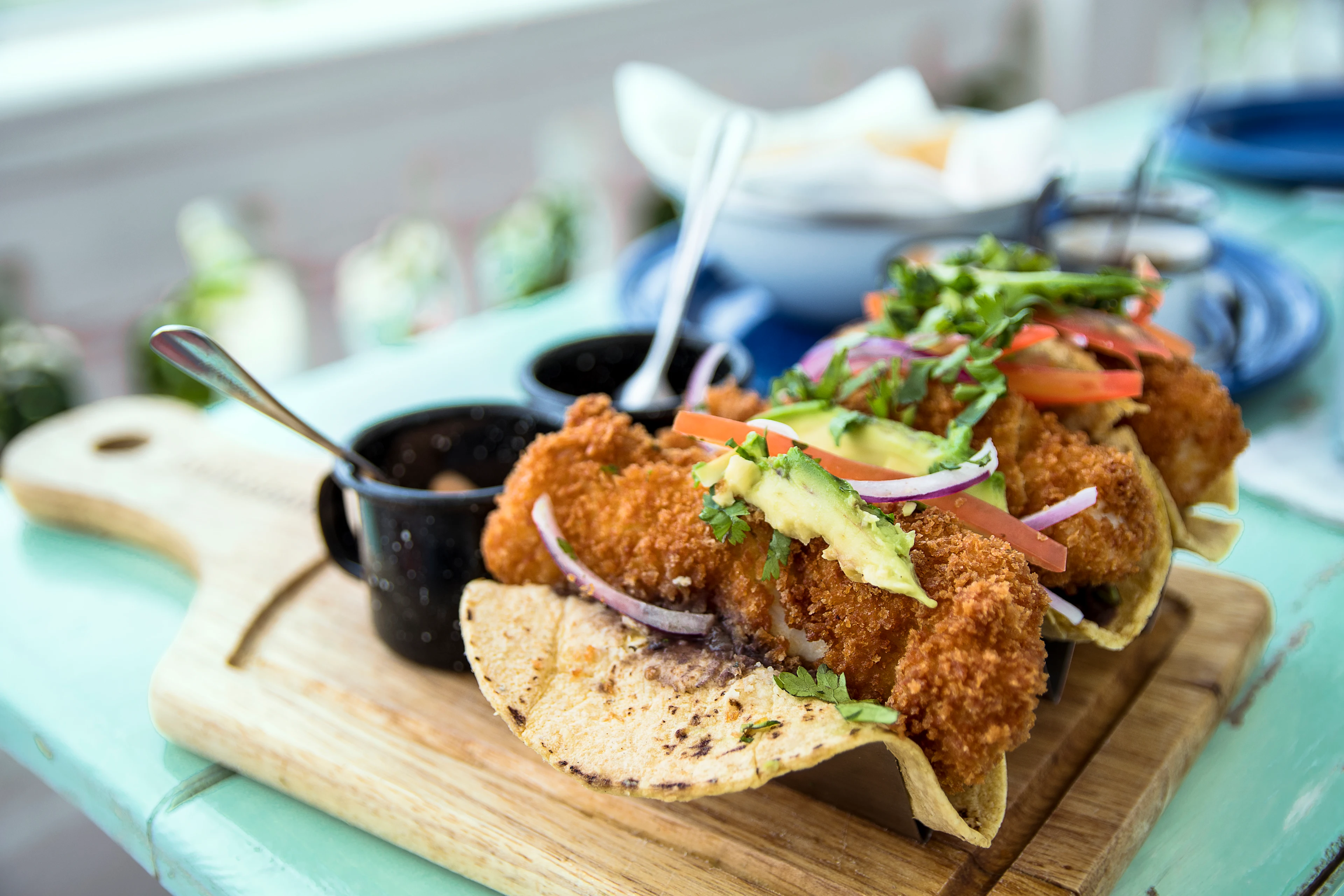 Fisktacos toppade med avokado, tomat och koriander, en smakrik klassiker i Mexiko