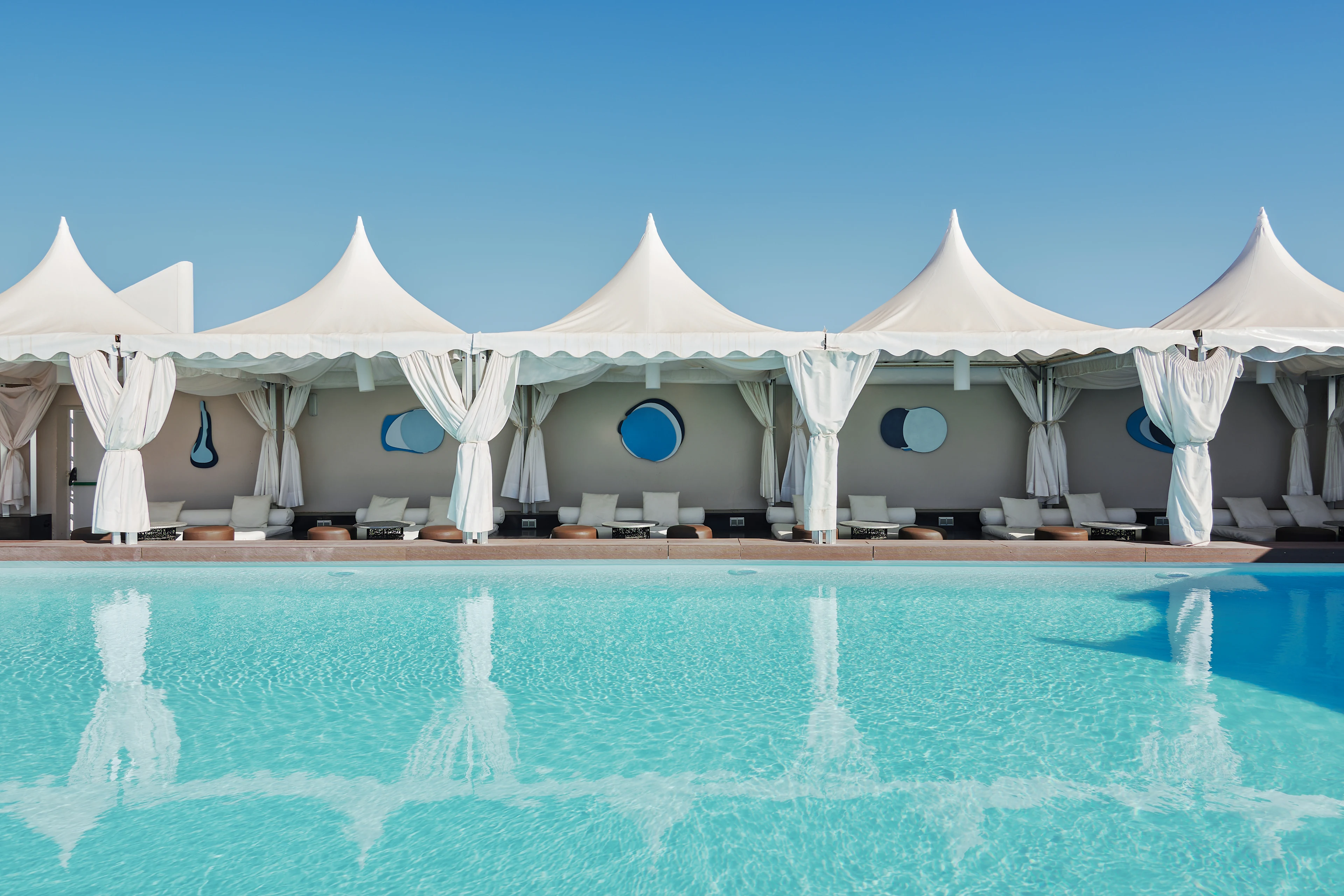 Härligt poolområde med vita cabanas på hotellet Gloria Palace San Augustin
