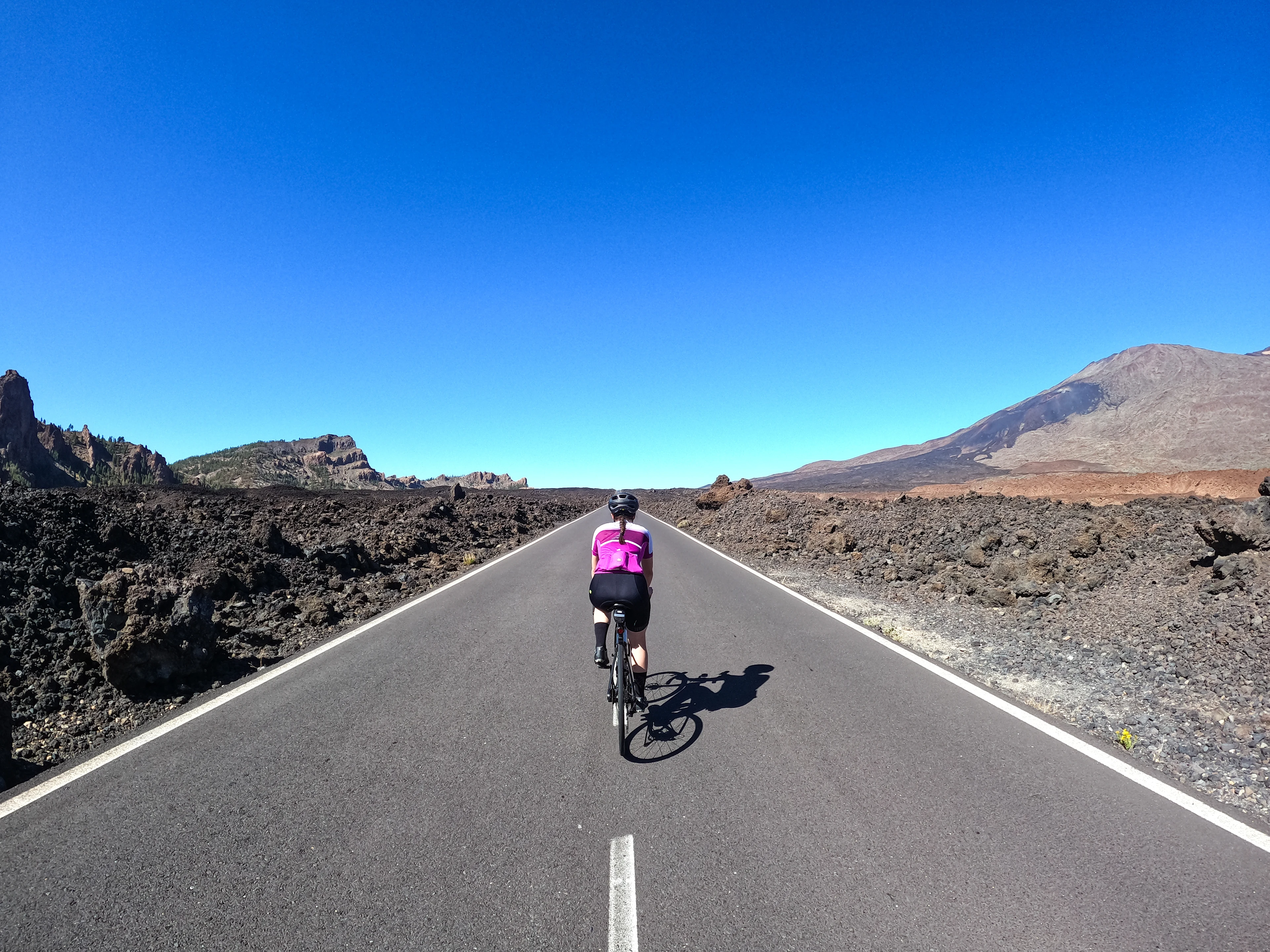 Cyklist som utforskar det dramatiska vulkanlandskapet i Teide nationalpark på Teneriffa