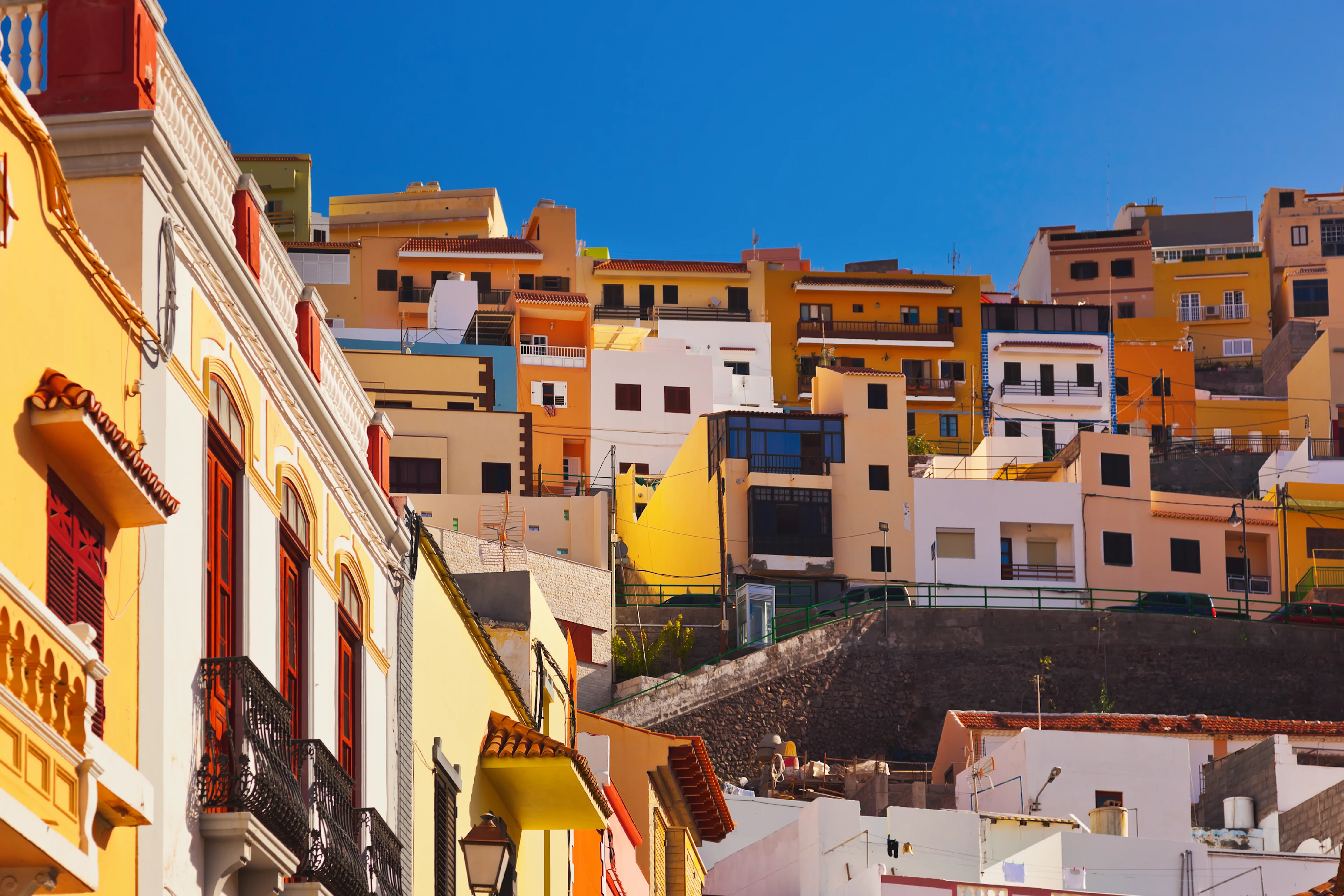 färgglada hus i gult, vitt och orange i staden San Sebastián på La Gomera