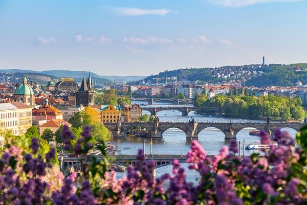 Karlsbroen og Praha by sett fra luften, Tsjekkia