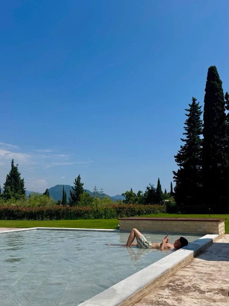 En av poolerna på hotell Ephyra