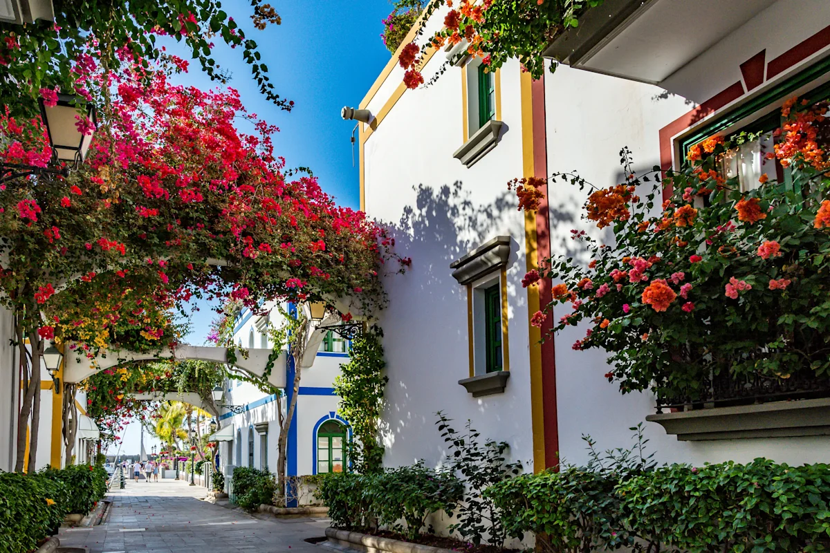 Sjarmerende gate med fargerike blomster i Puerto Mogan på Gran Canaria