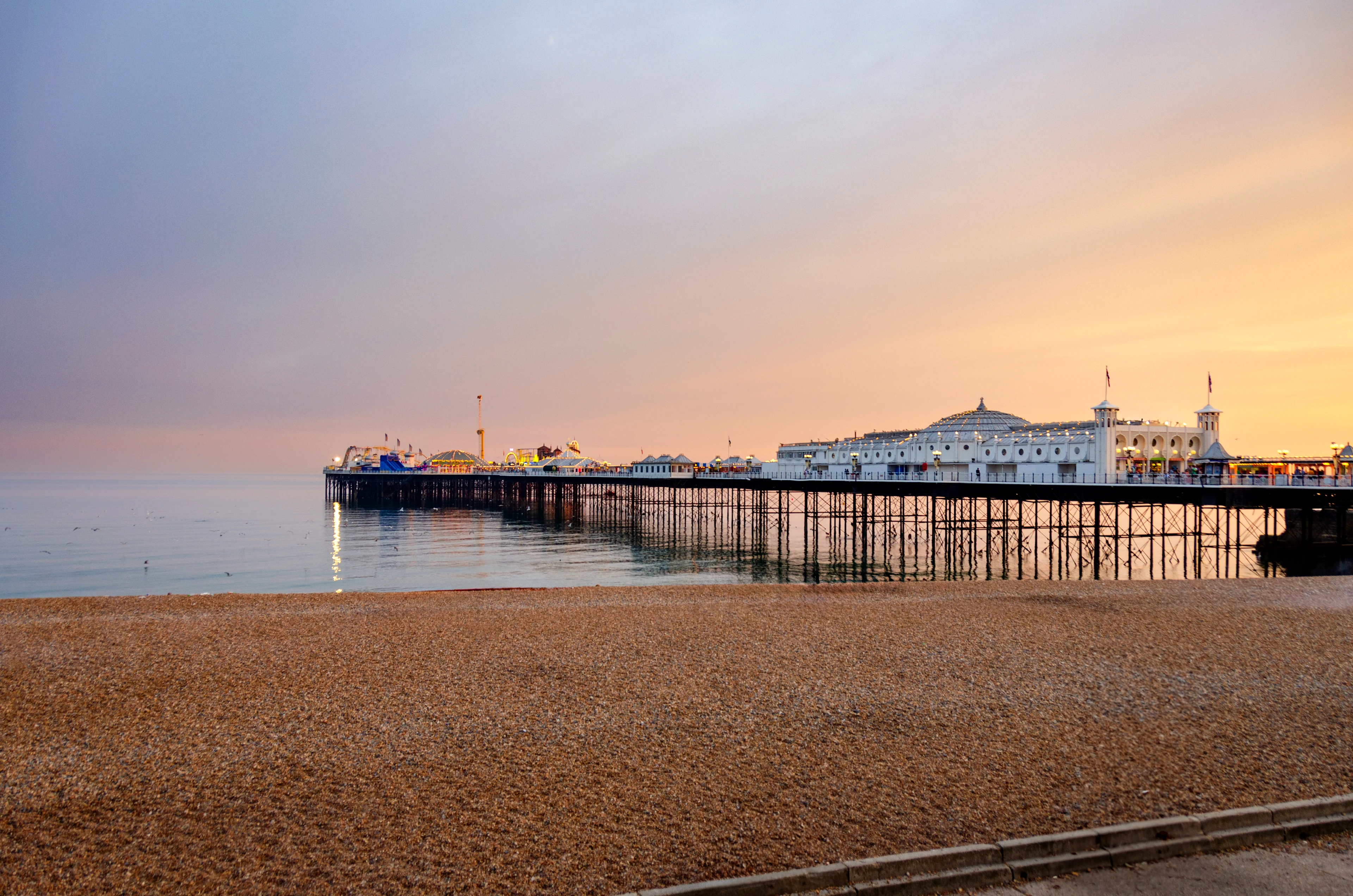 Näköala rannalle ja Brighton Palace Pierille auringonlaskussa