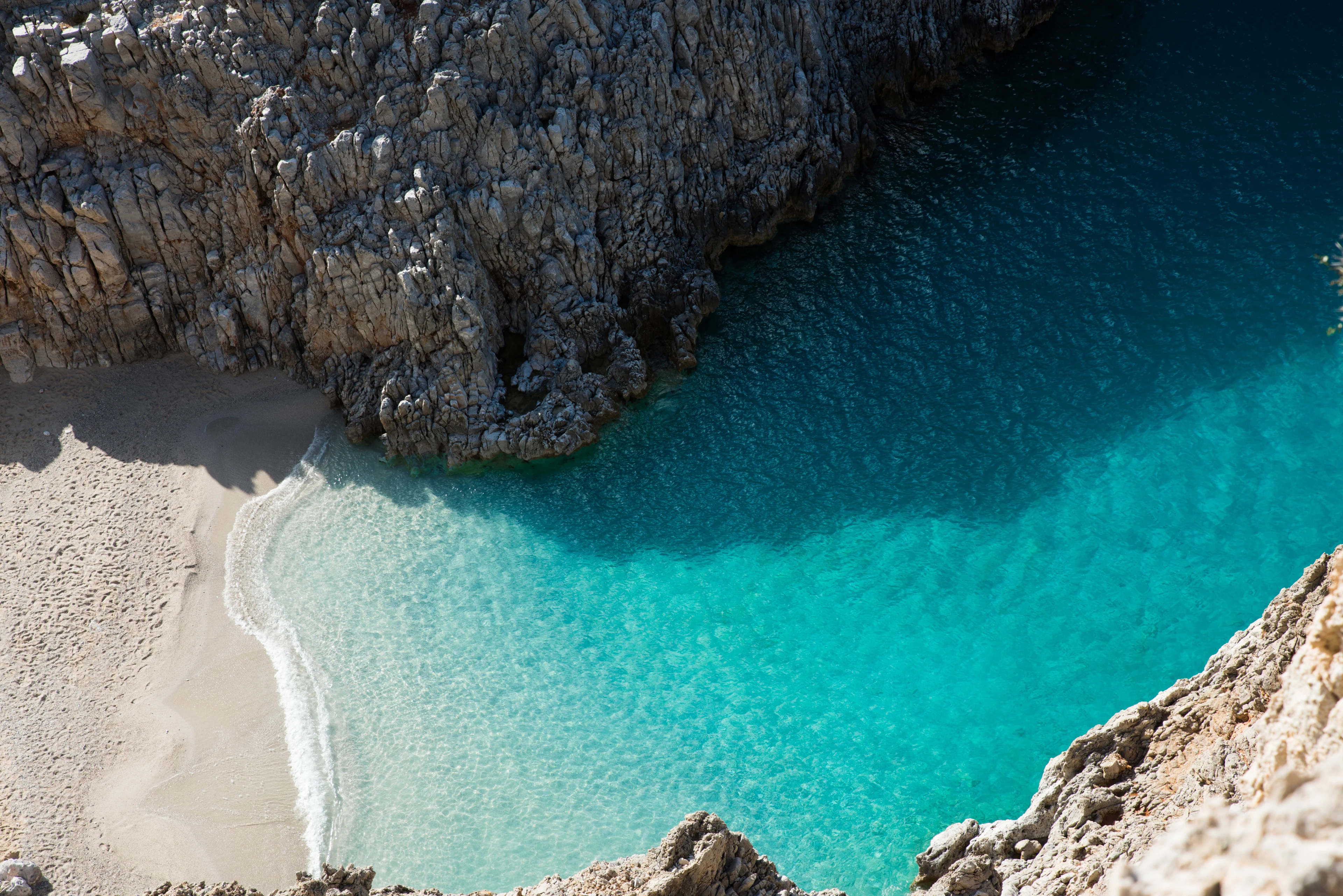 Vacker strand med turkost vatten på Kreta