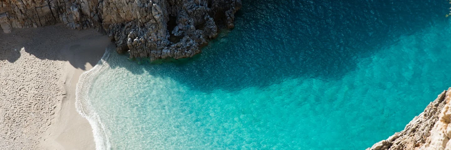 Vacker strand med turkost vatten på Kreta