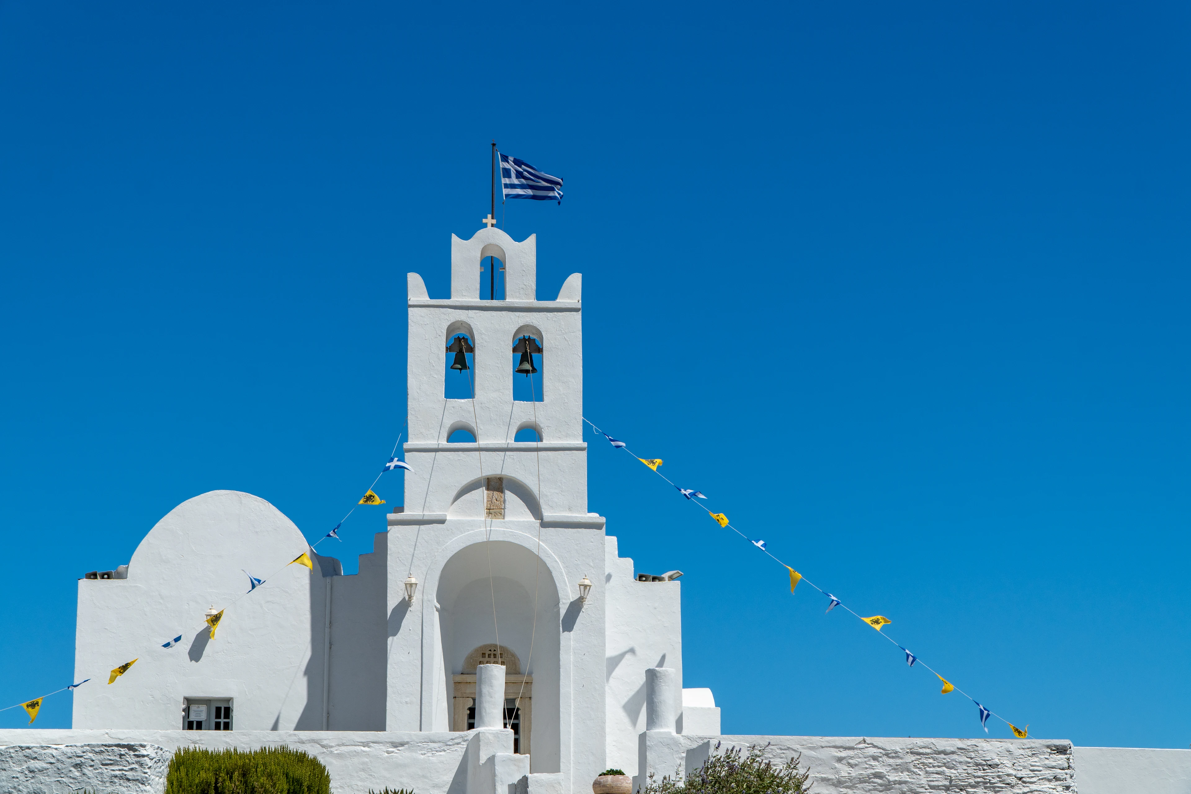 Vitkalkad kyrka på den grekiska ön Sifnos