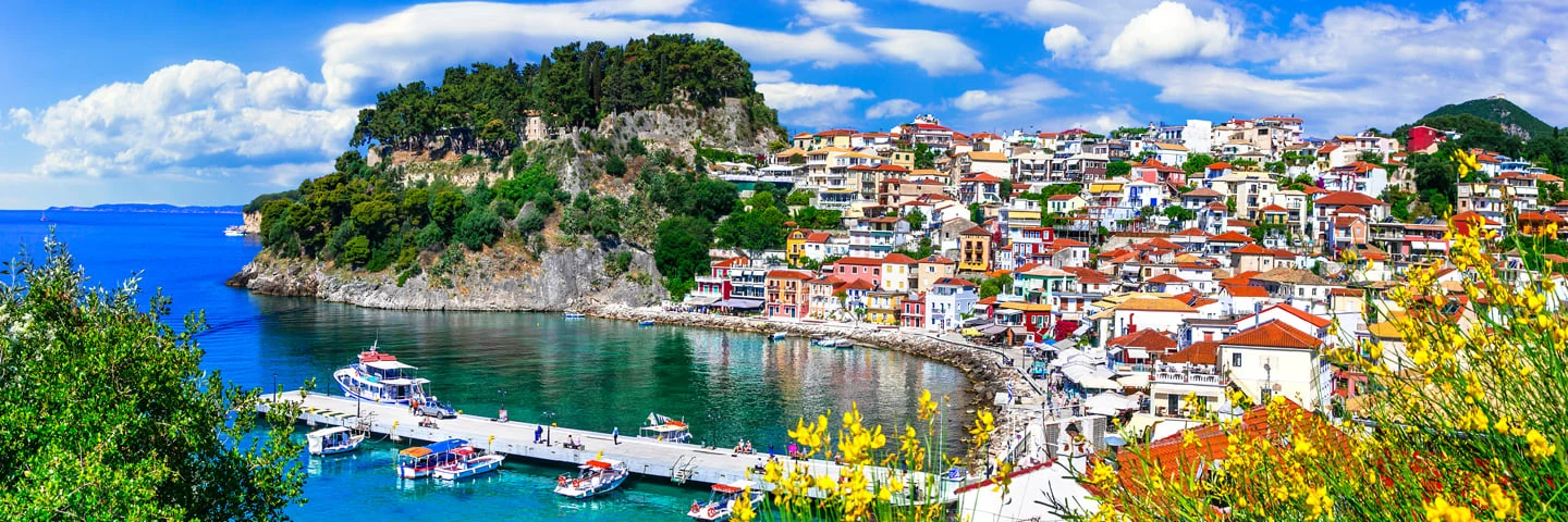 grekland parga stadsvy