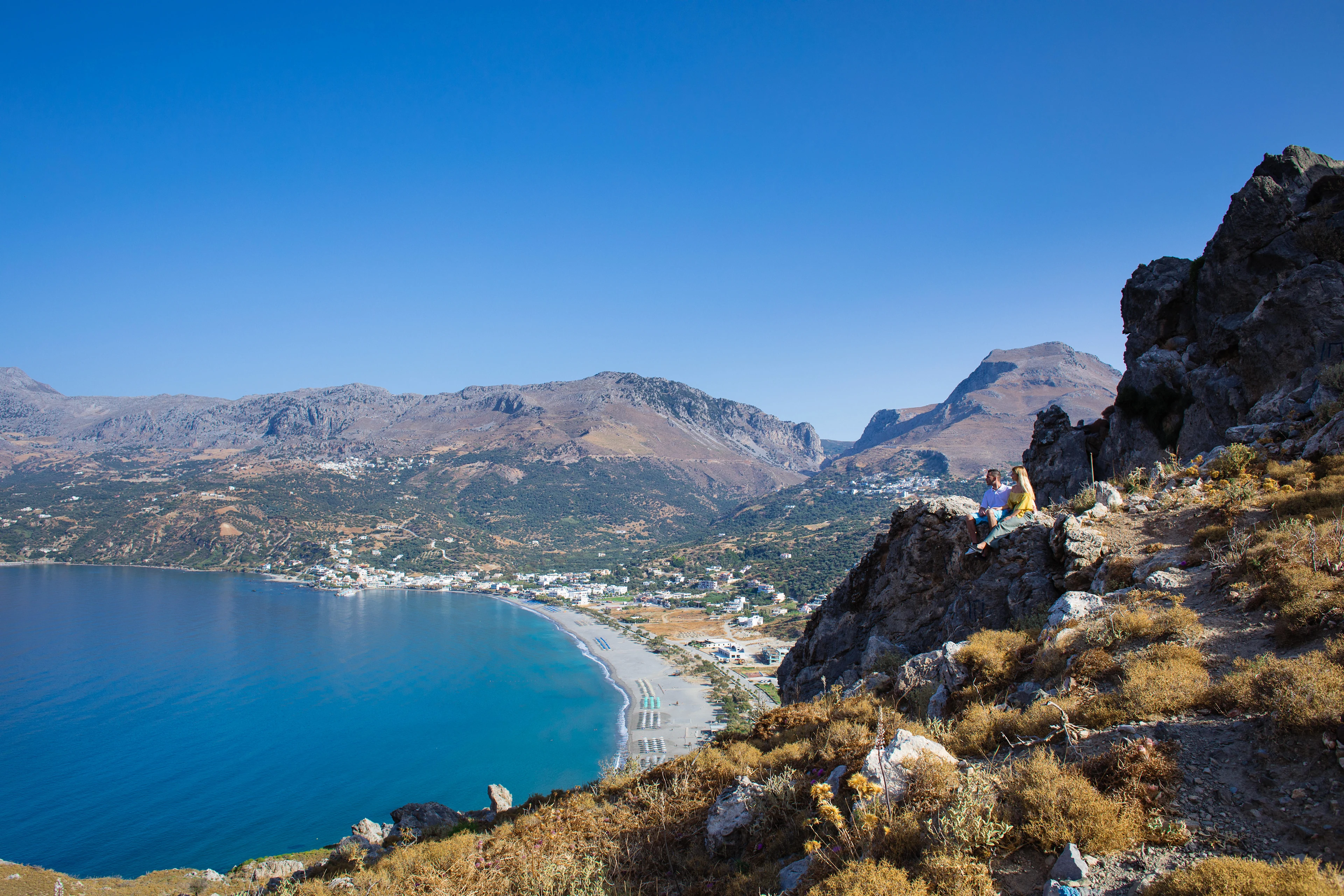 Kaunis näkymä vuorille ja merelle Plakiasissa Etelä-Kreetalla