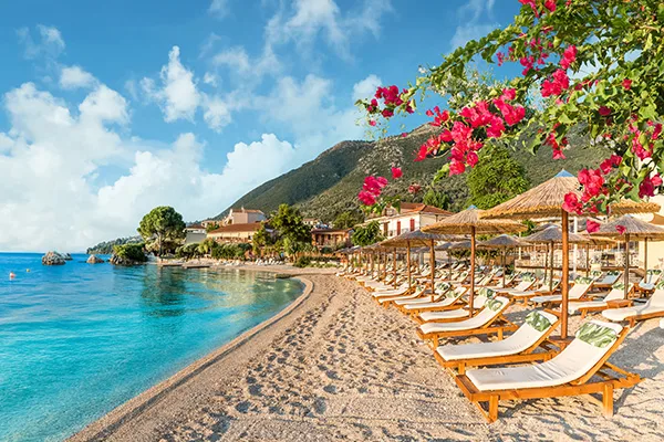 Solstolar och parasoller på en strand
