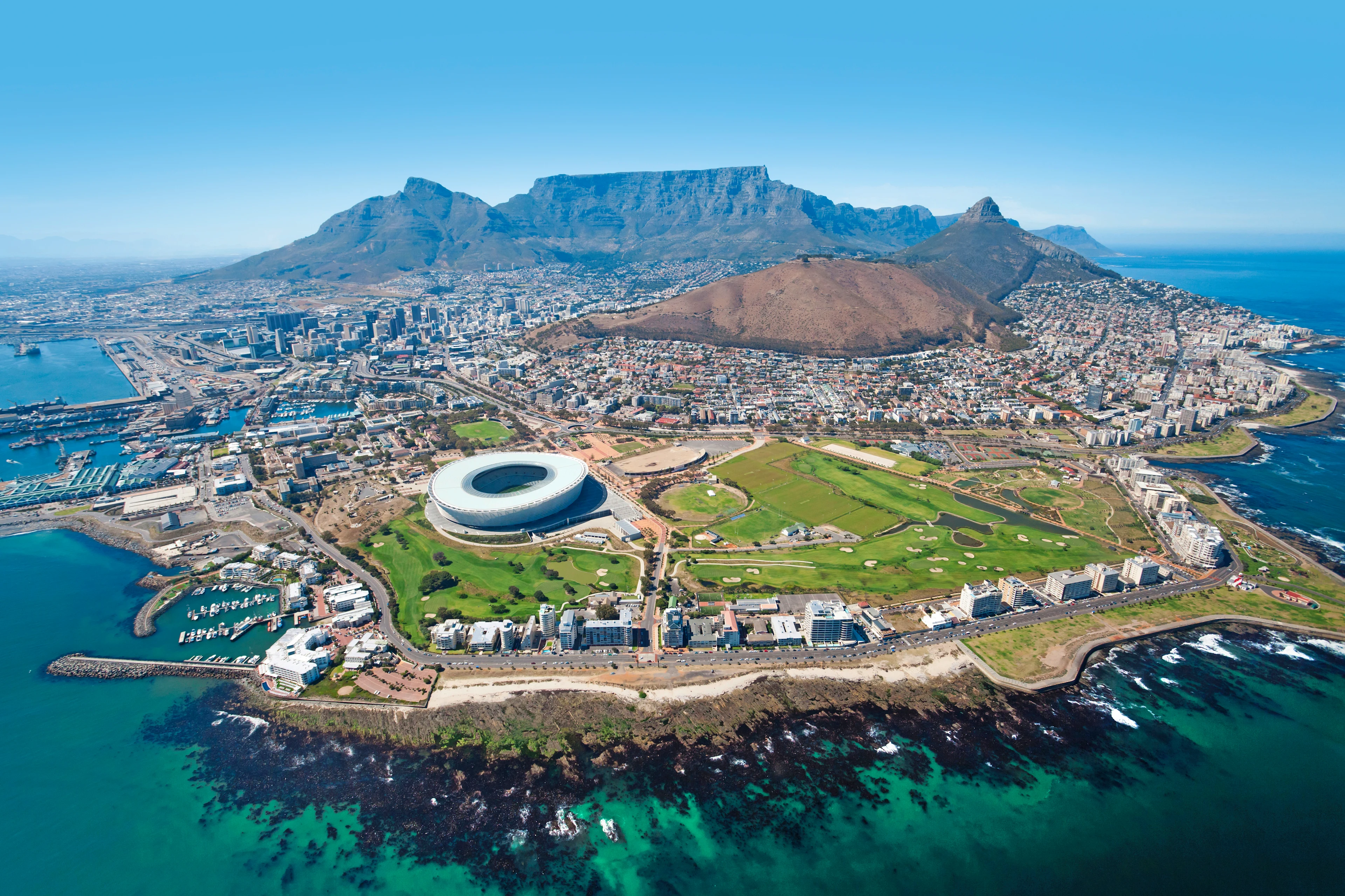 Bild från ovan av staden Kapstaden med havet och Taffelberget i bakgrunden.