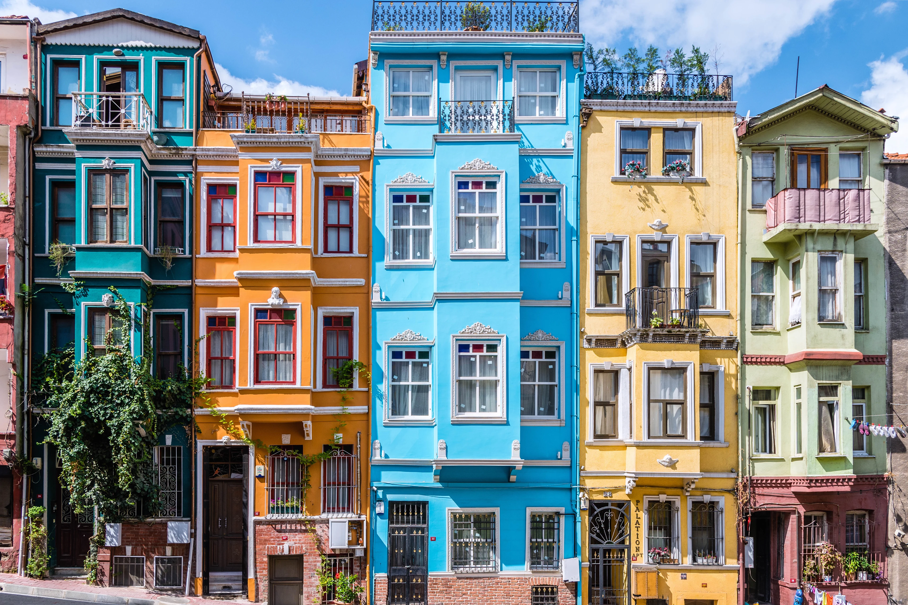 Färgglada hus i området Balat i Istanbul 