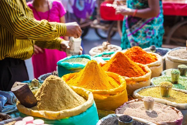 Fargerikt krydder på et marked i India