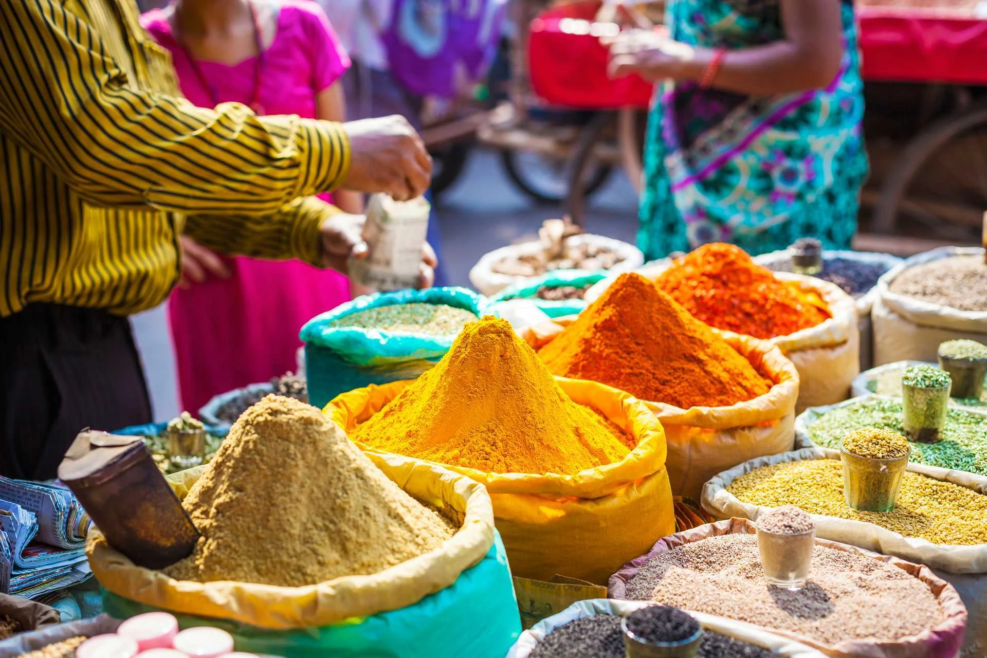 Fargerrikt krydder på et marked i India.