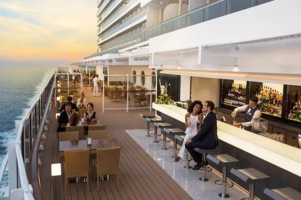 bar på sidan av däck 