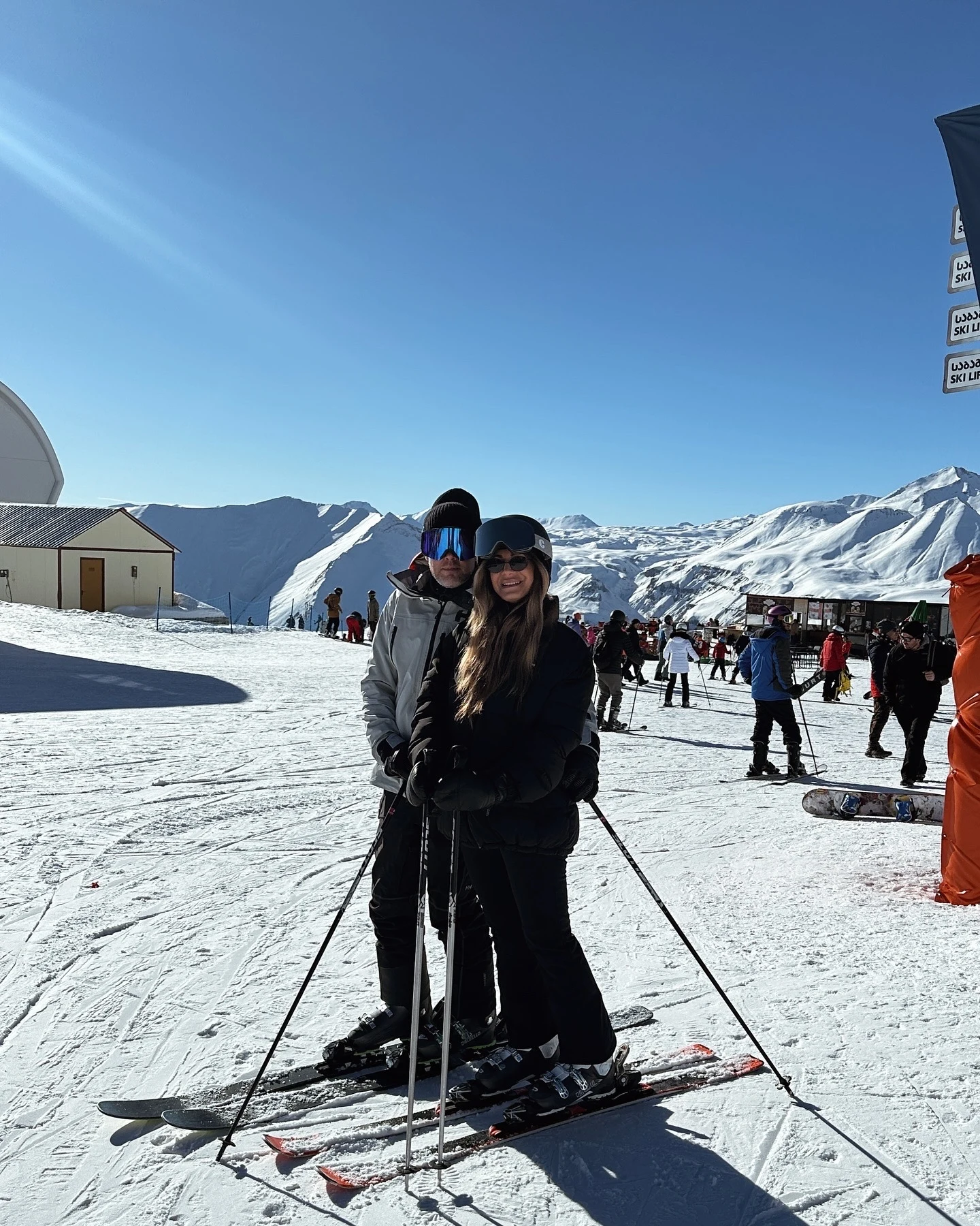 Claudia Behnan med sin man i skidbacken i Gudauri