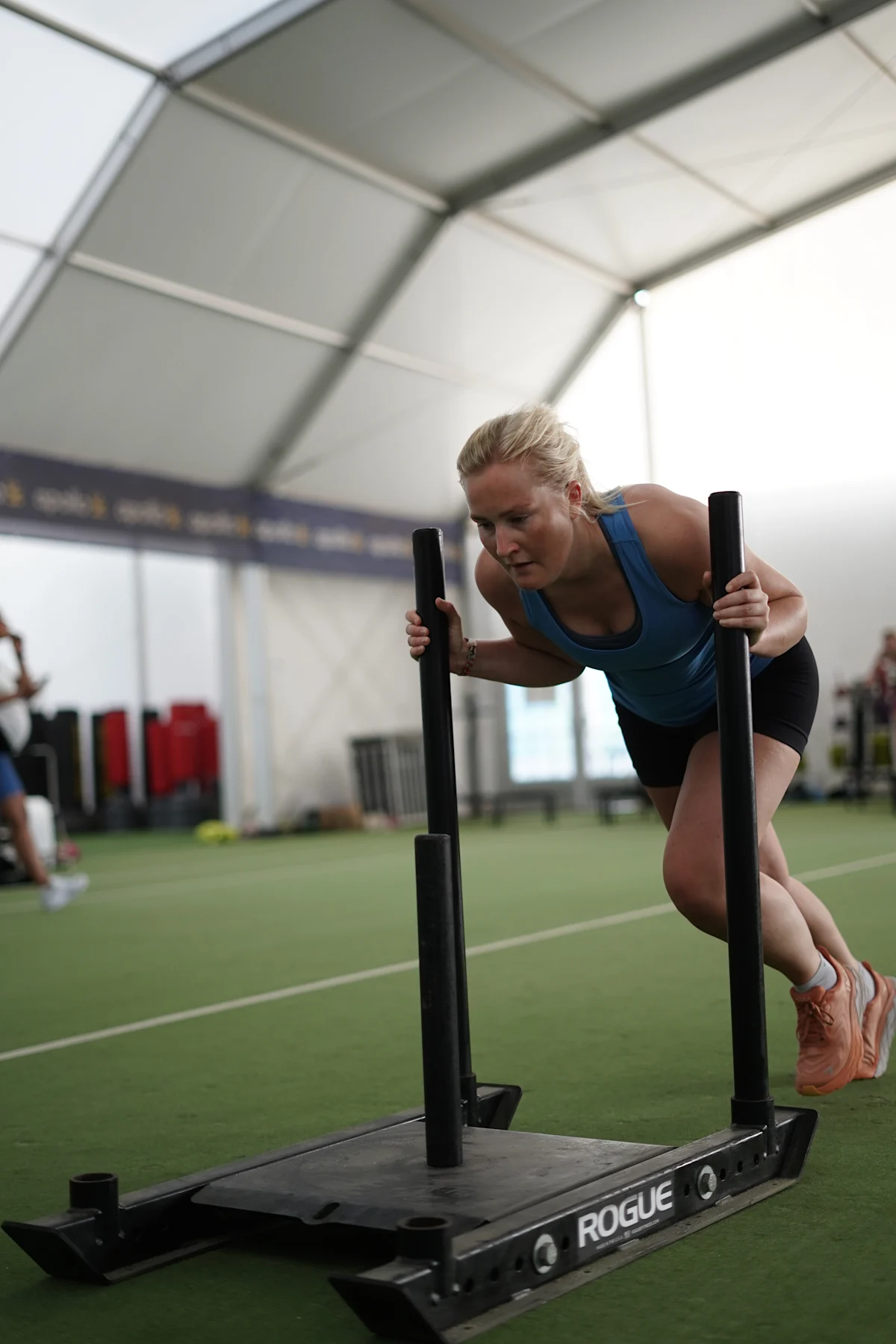 Kvinna som trycker på släde