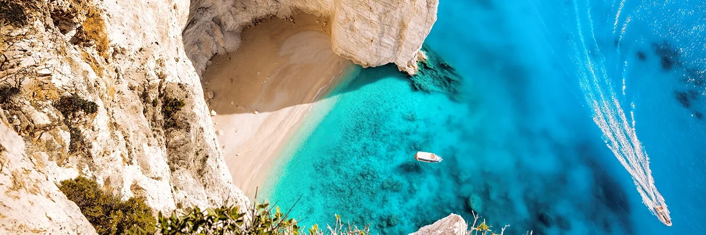 Fra en vakker badebukt på Zakynthos sett høyt ovenfra