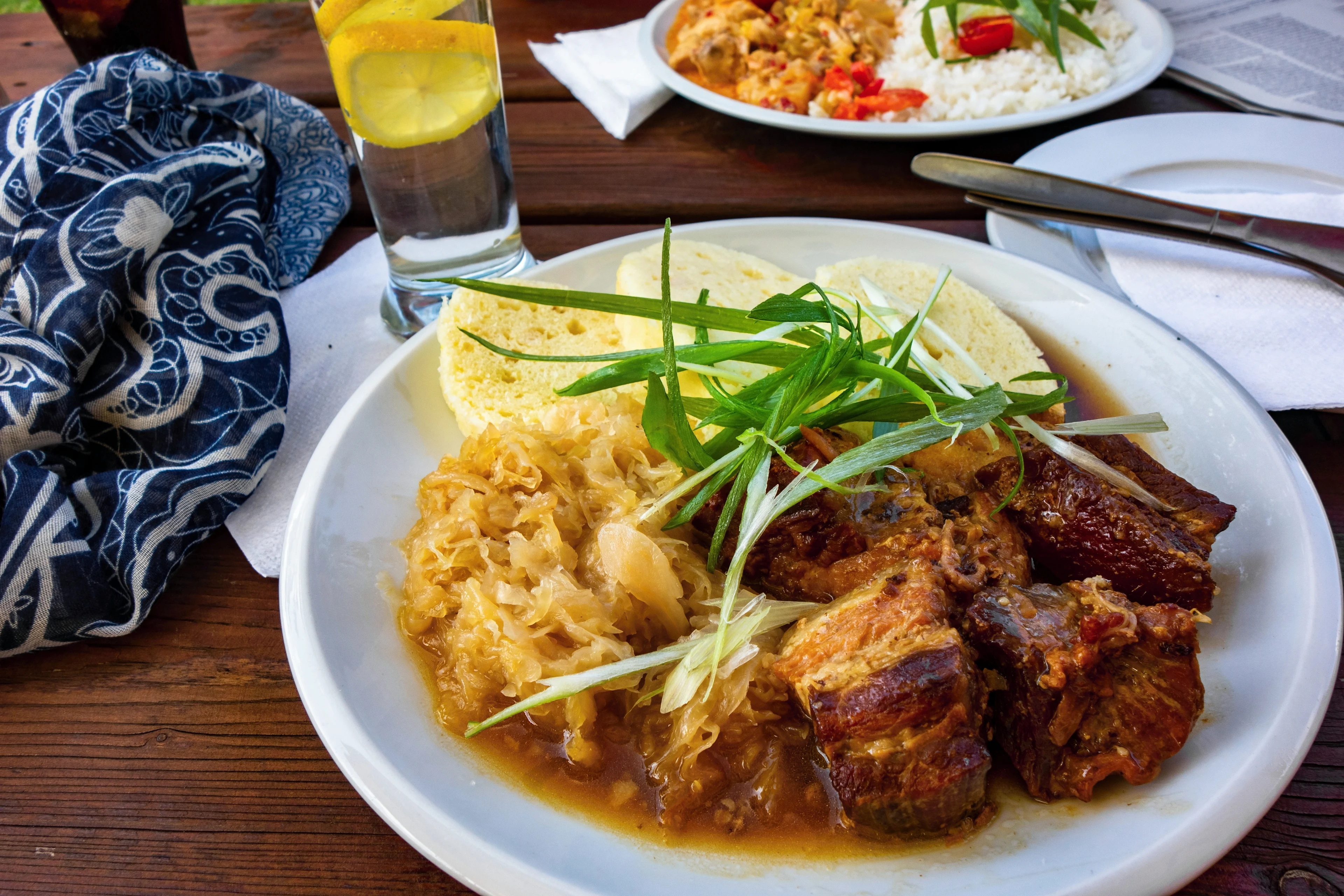 Retten Vepřo-knedlo-zelo på en restaurant i Prag