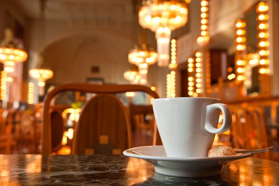 Gå på kafé i Praha