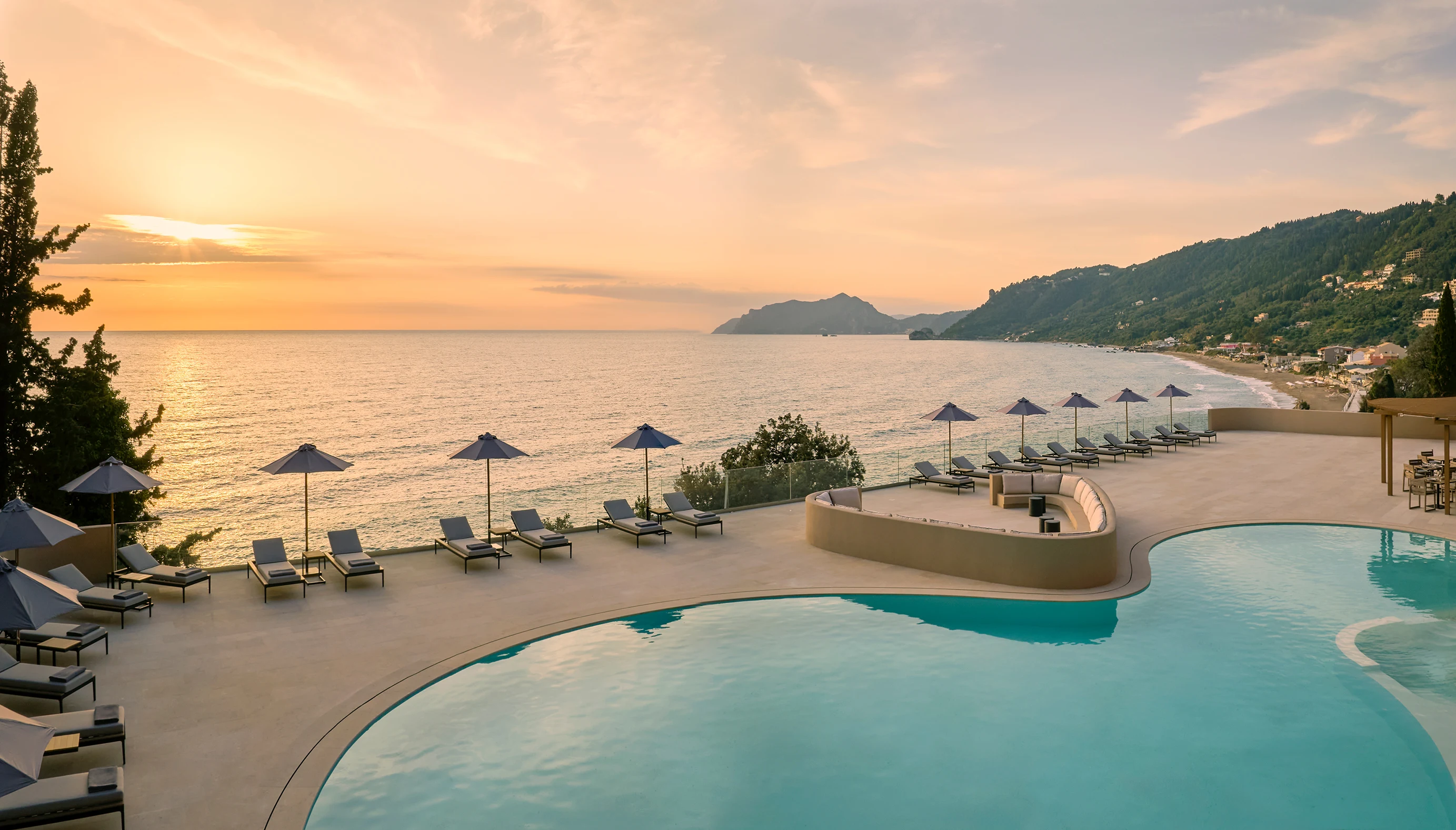 Näkymä merelle ja uima-altaalle auringonlaskun aikaan Álkyna-hotellissa Korfulla