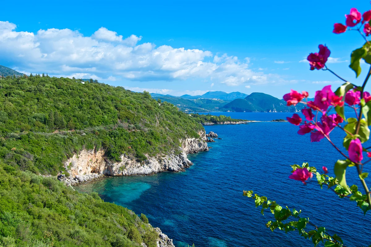 Udsigt over smukke grønne bjerge langs kysten af Epirus-regionen