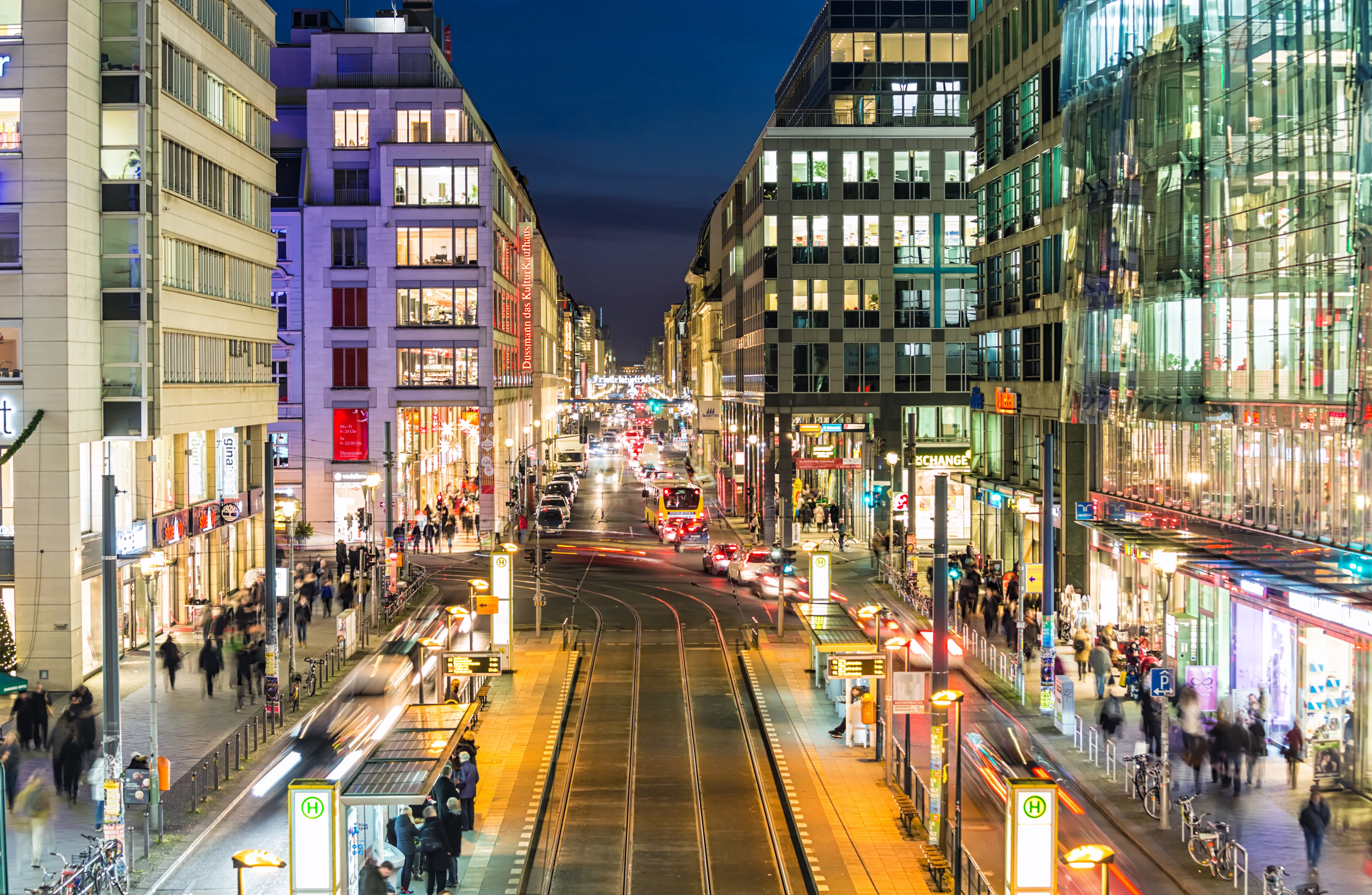 Shopping på Friedrichstraße i Berlin, en av stadens mest kända gator för shopping, restauranger och nöjen.