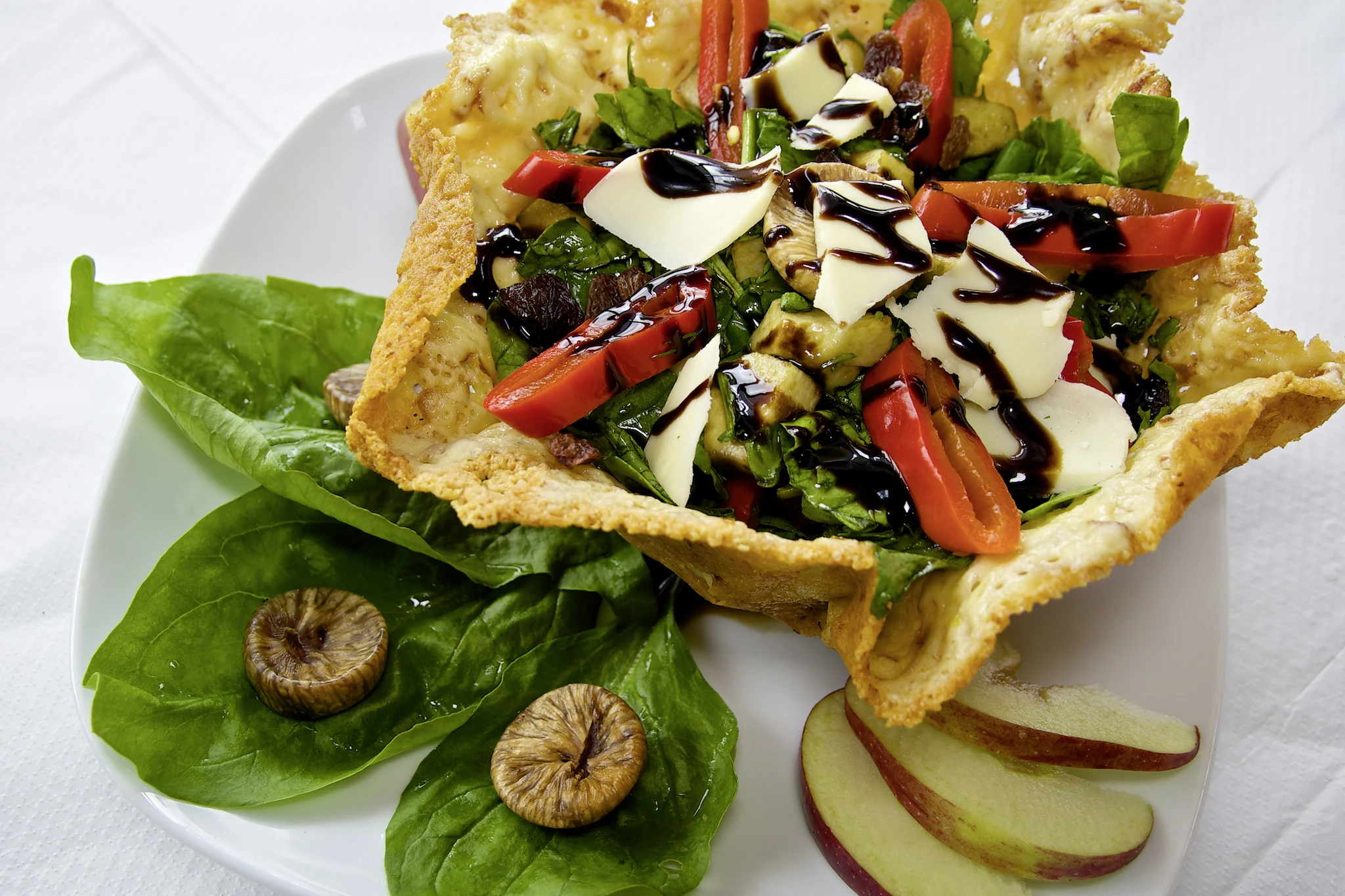 albansk maträtt, sallad i en skål av parmesanost