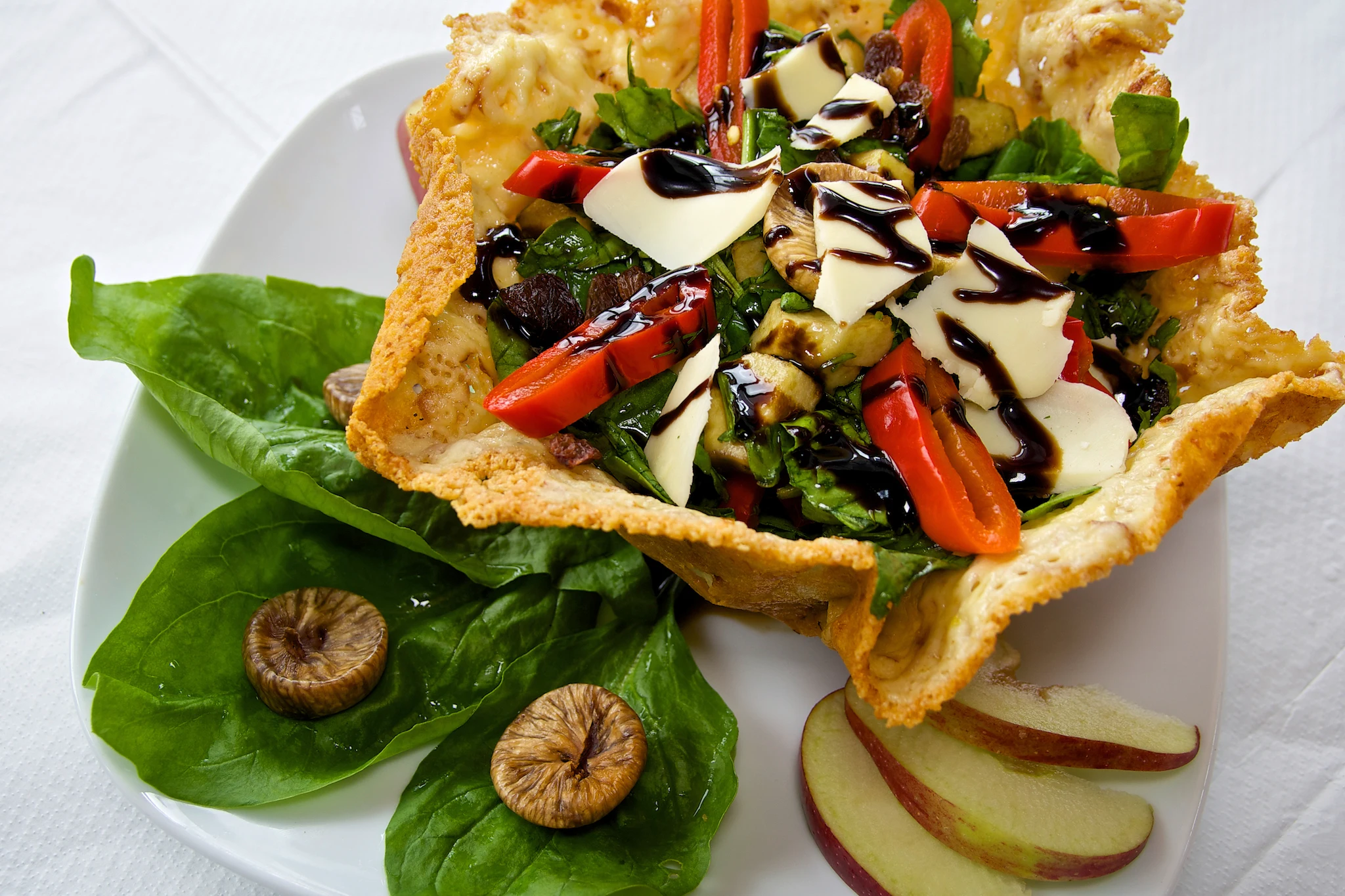Albanees gerecht, salade in een kom met parmezaanse kaas
