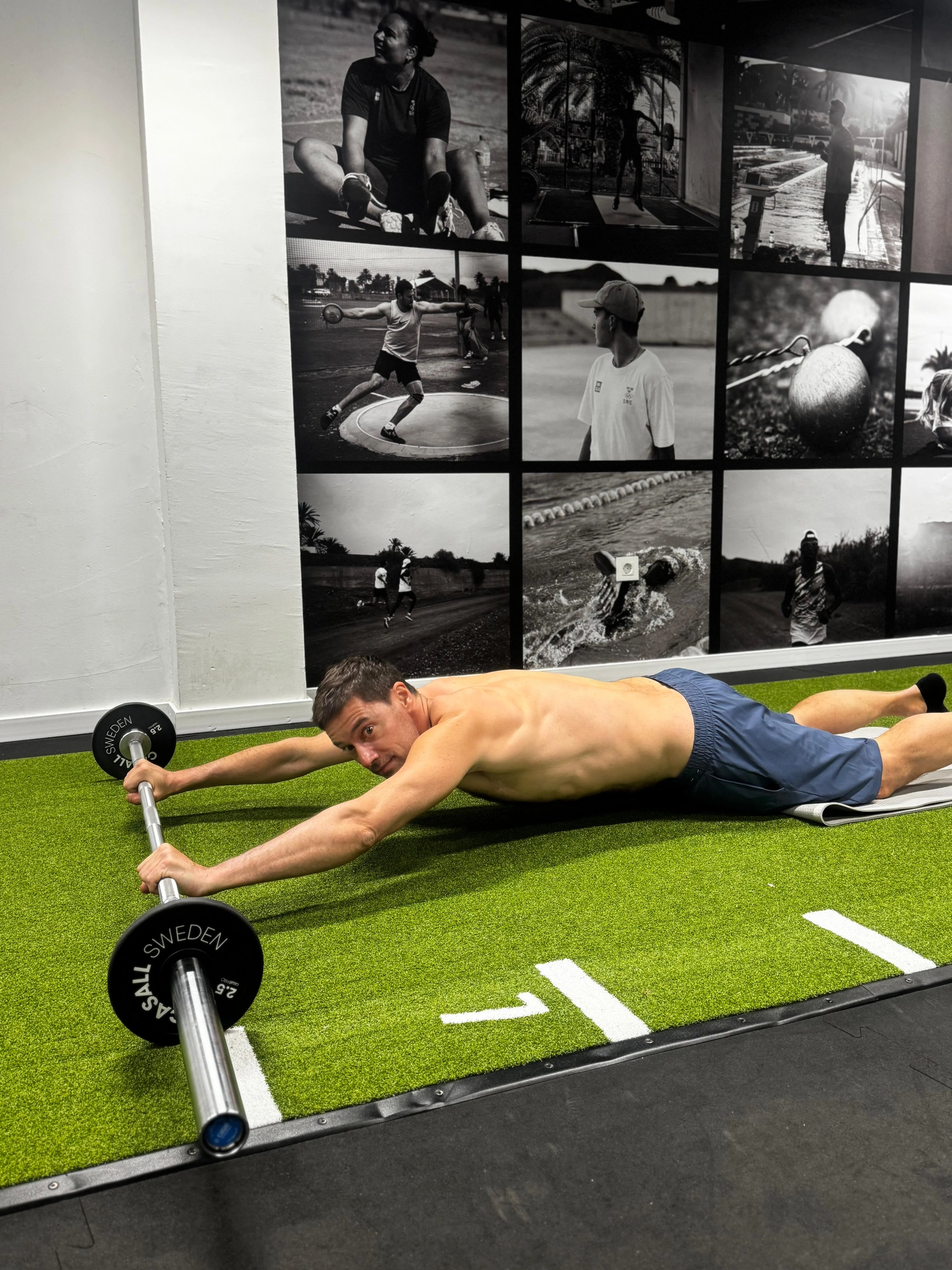 Man som tränar på gym