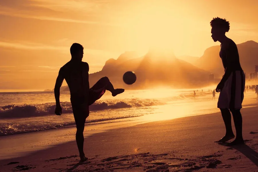 fotboll på strand i skymmning