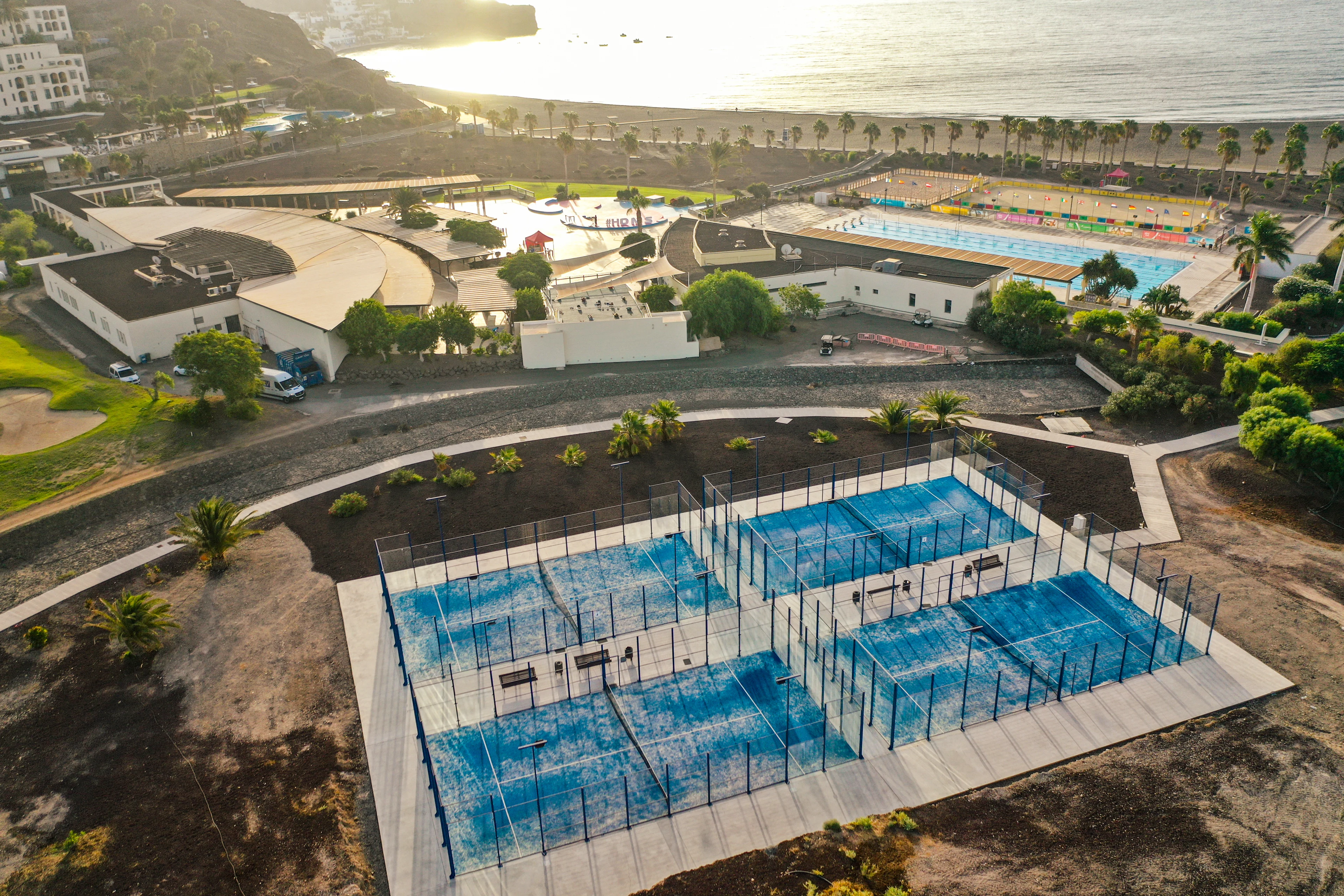 Padelbaner fra oven på Playitas Resort