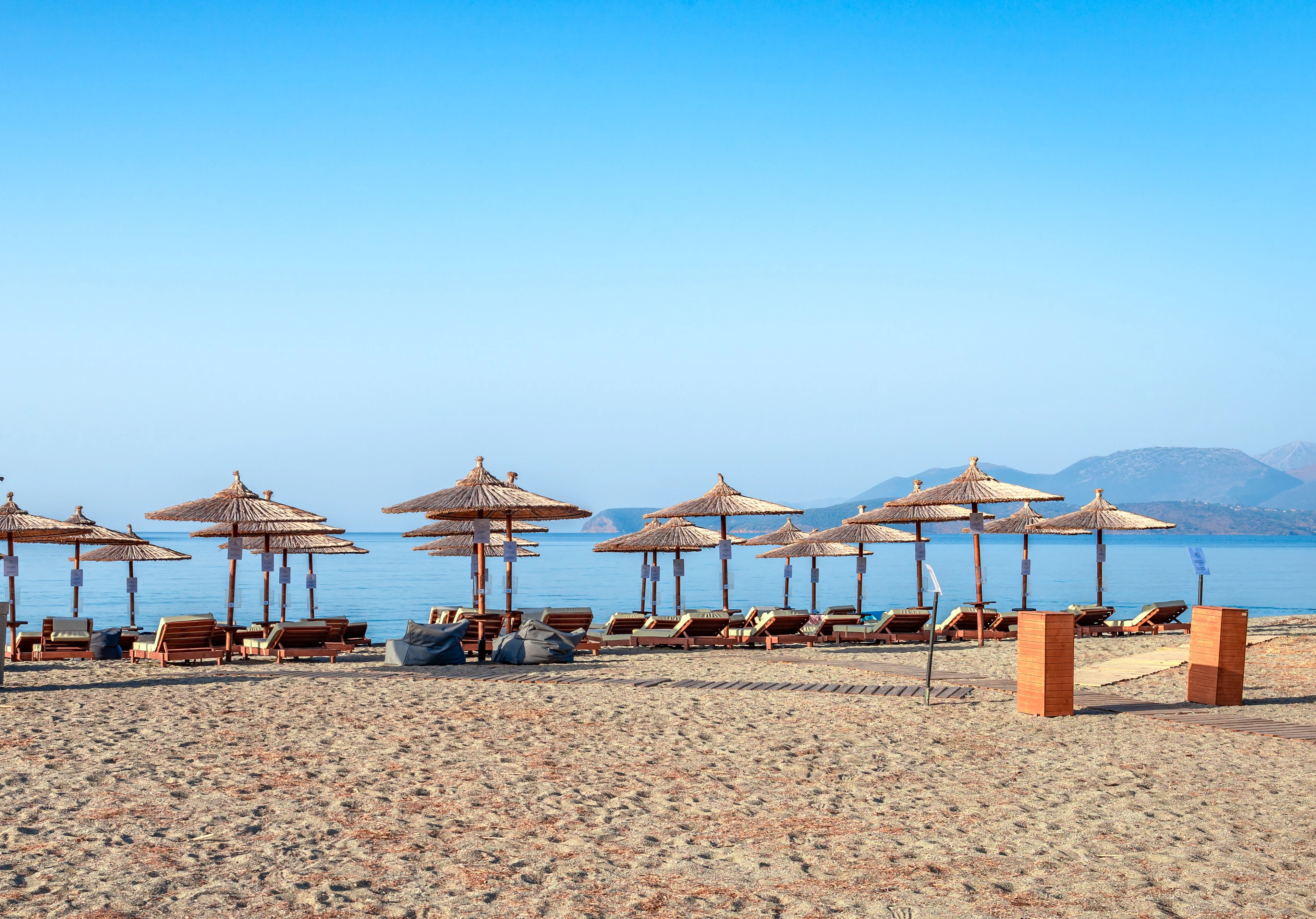 Parasoller og solsenger på stranden Mavrovouni