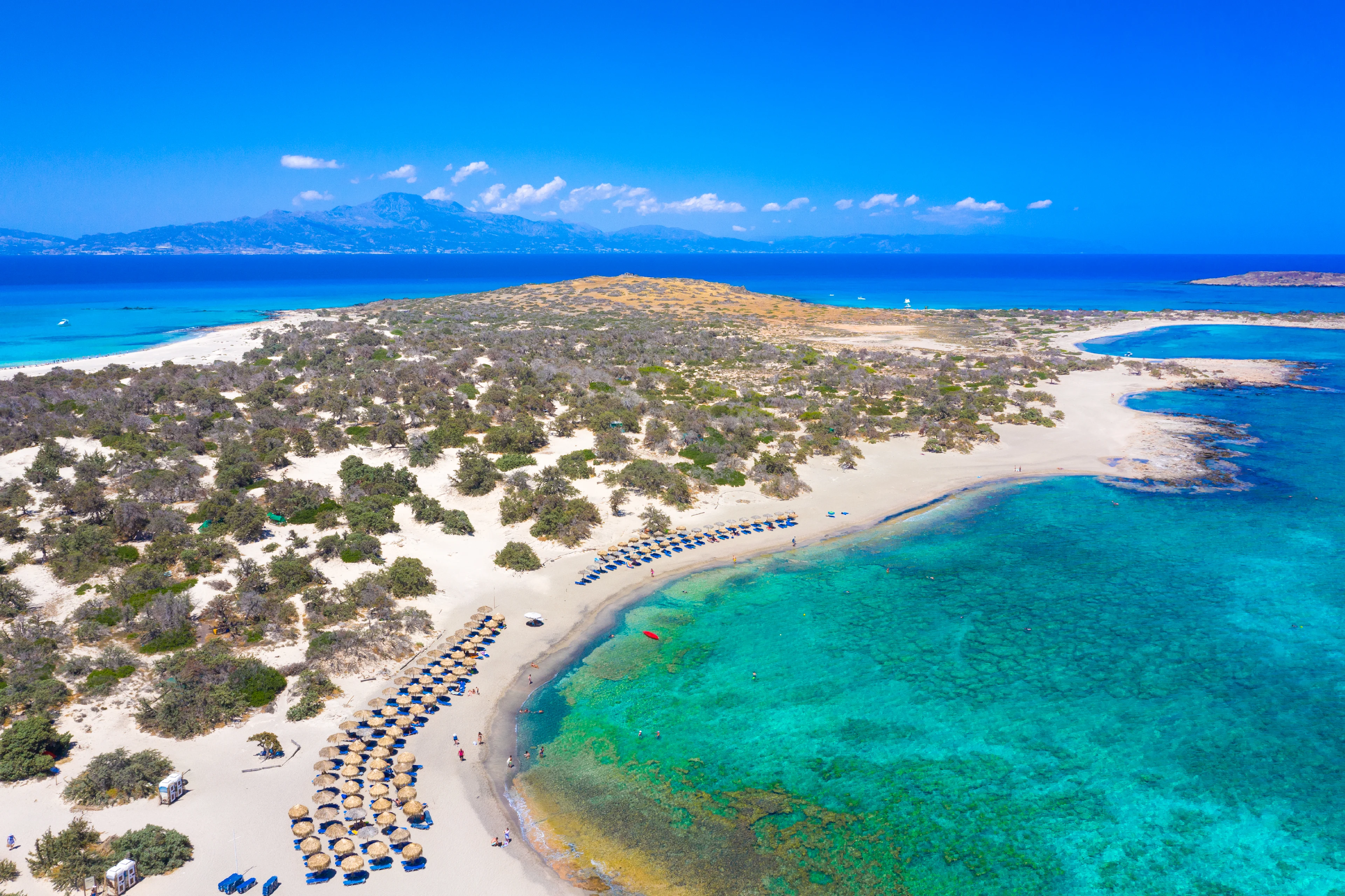 Utsikt over det krystallklare vannet og den hvite sandstranden på Chrissi Island