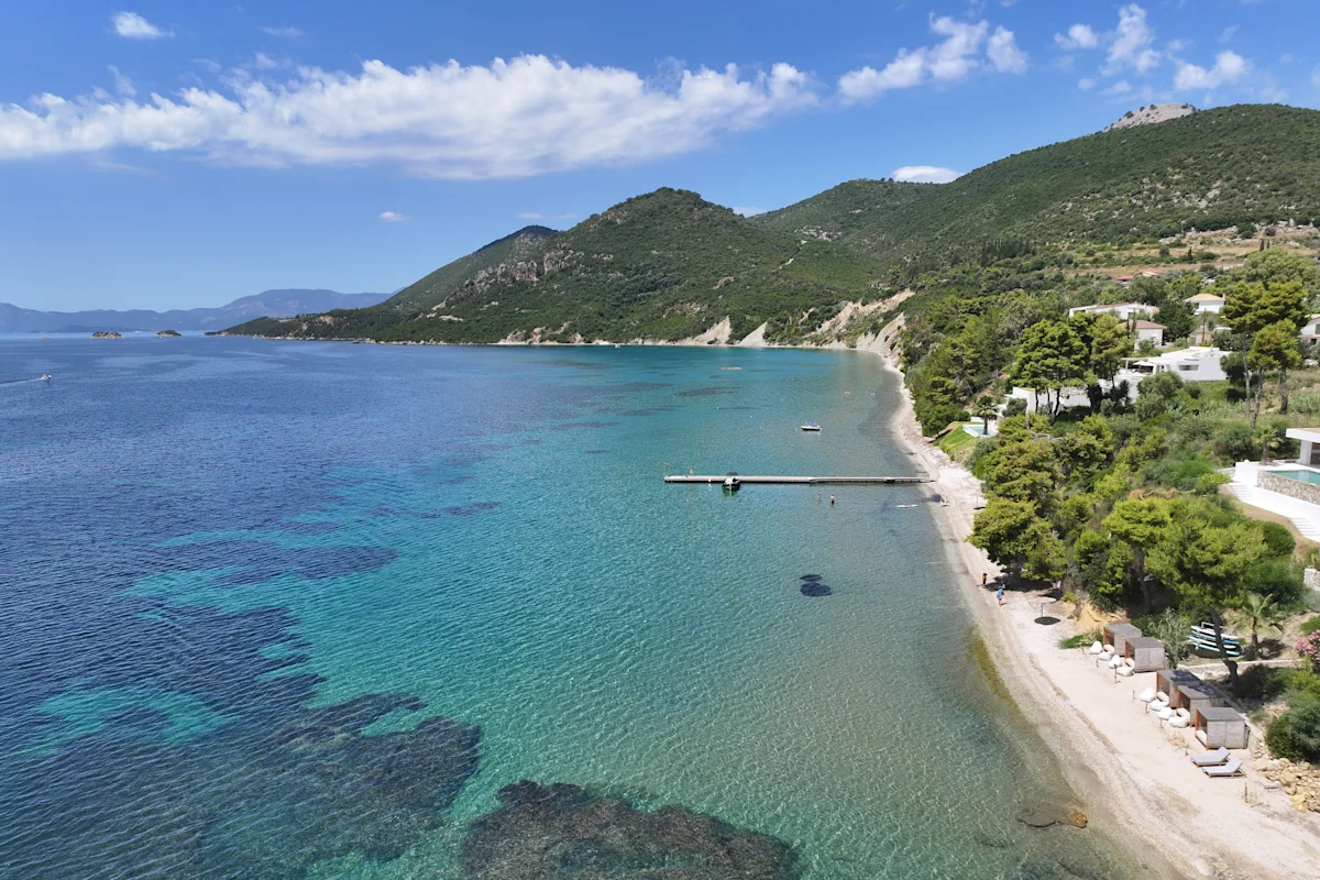 Utsikt över en vacker strand från hotellet Seagonia i Paleros