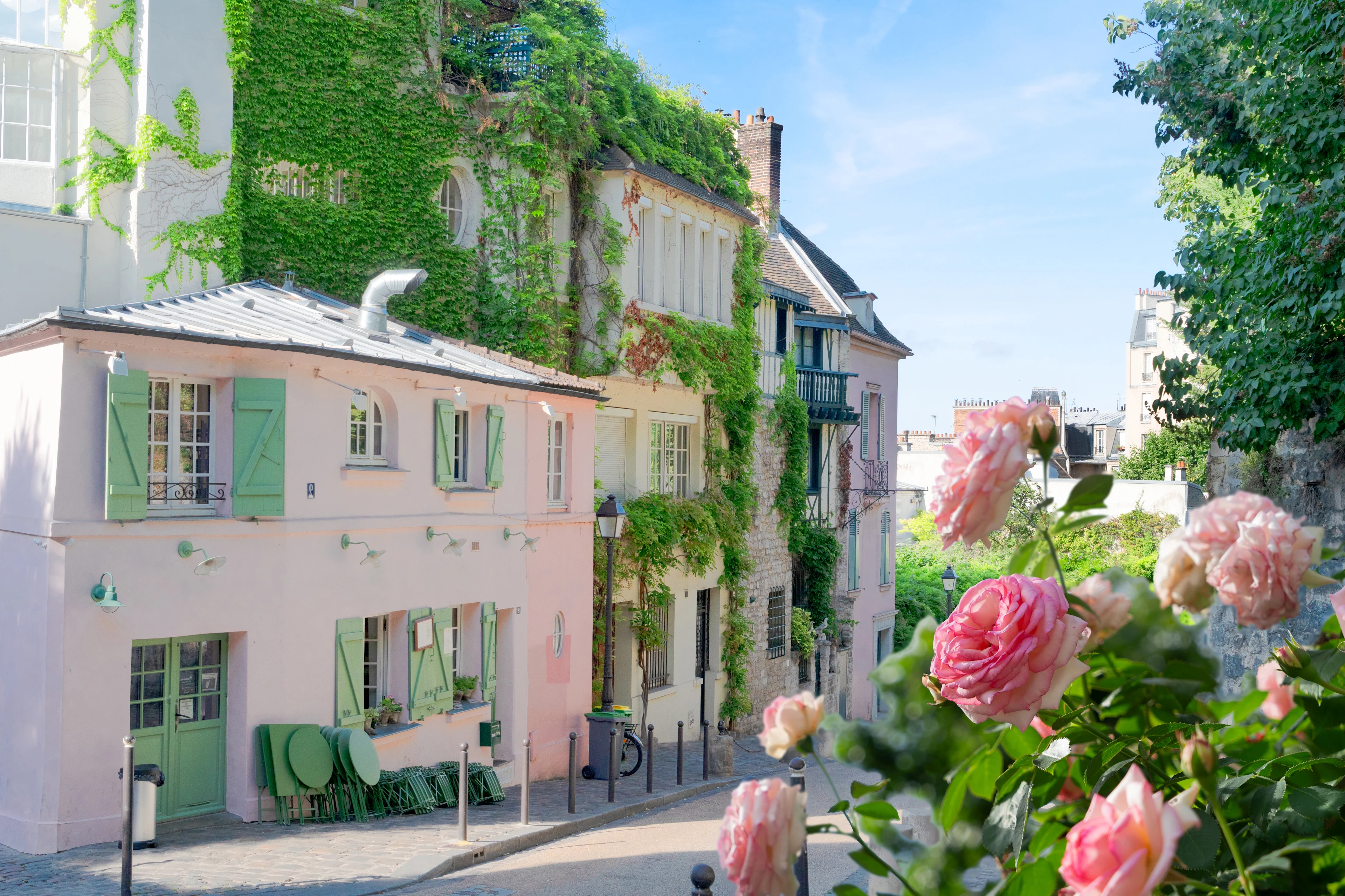 Rosa byggnad i Montmartre i Paris