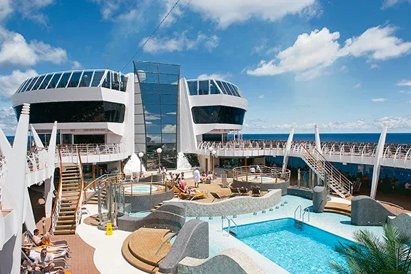 MSC Divina poolområde